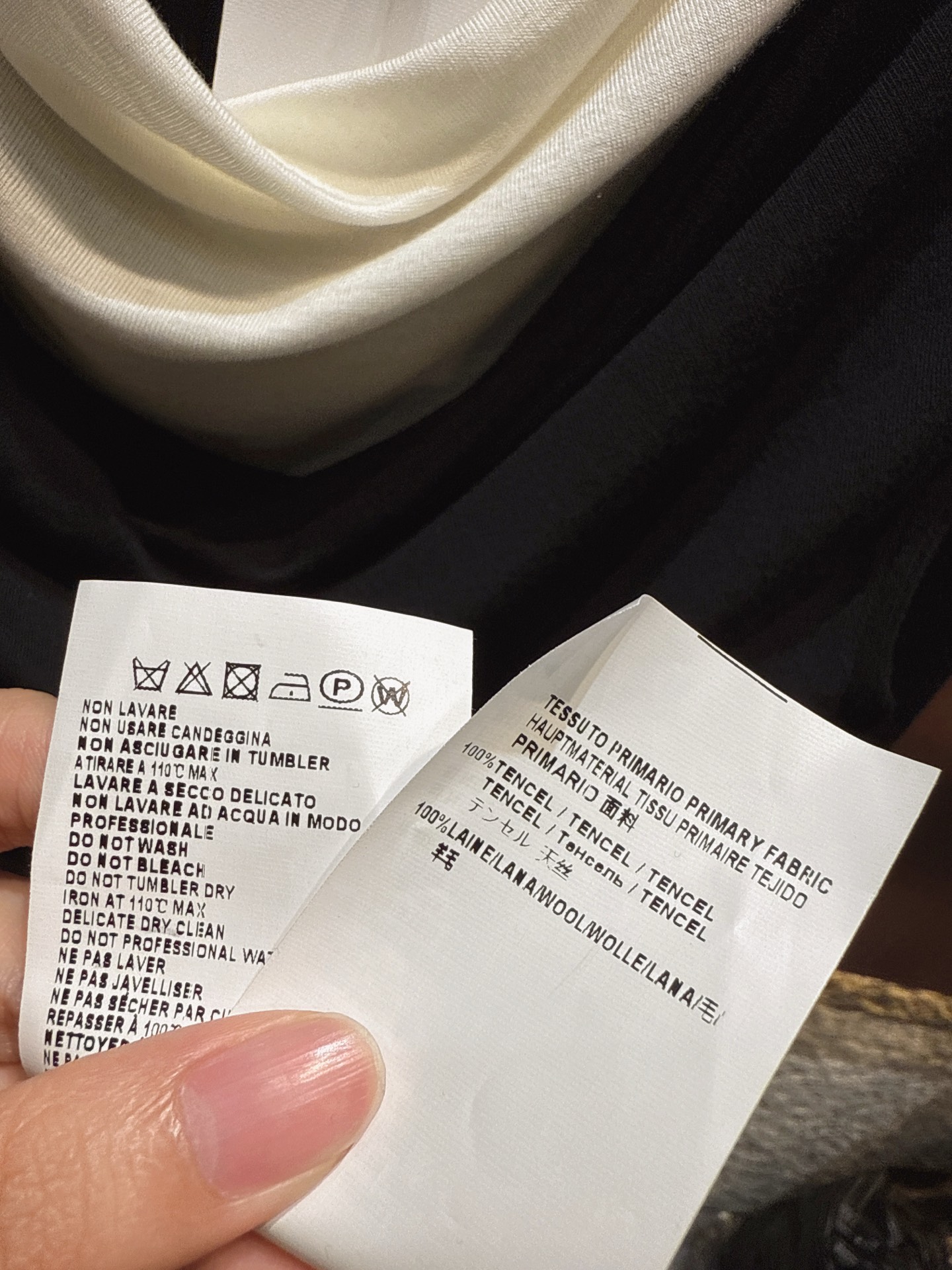 ✨✨✨玛吉拉✨✨✨2025秋冬新款 长袖上衣采用天丝羊毛材质，舒适亲肤。领口处有别致的堆堆领设计，增添柔