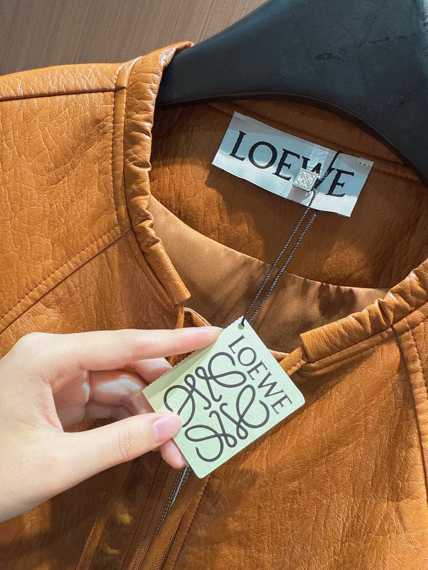 ✨✨✨罗意威loewe✨✨✨2025秋冬新品短款皮衣，采用蛋白皮材质，质感细腻，仿若真皮。有复古棕、深棕