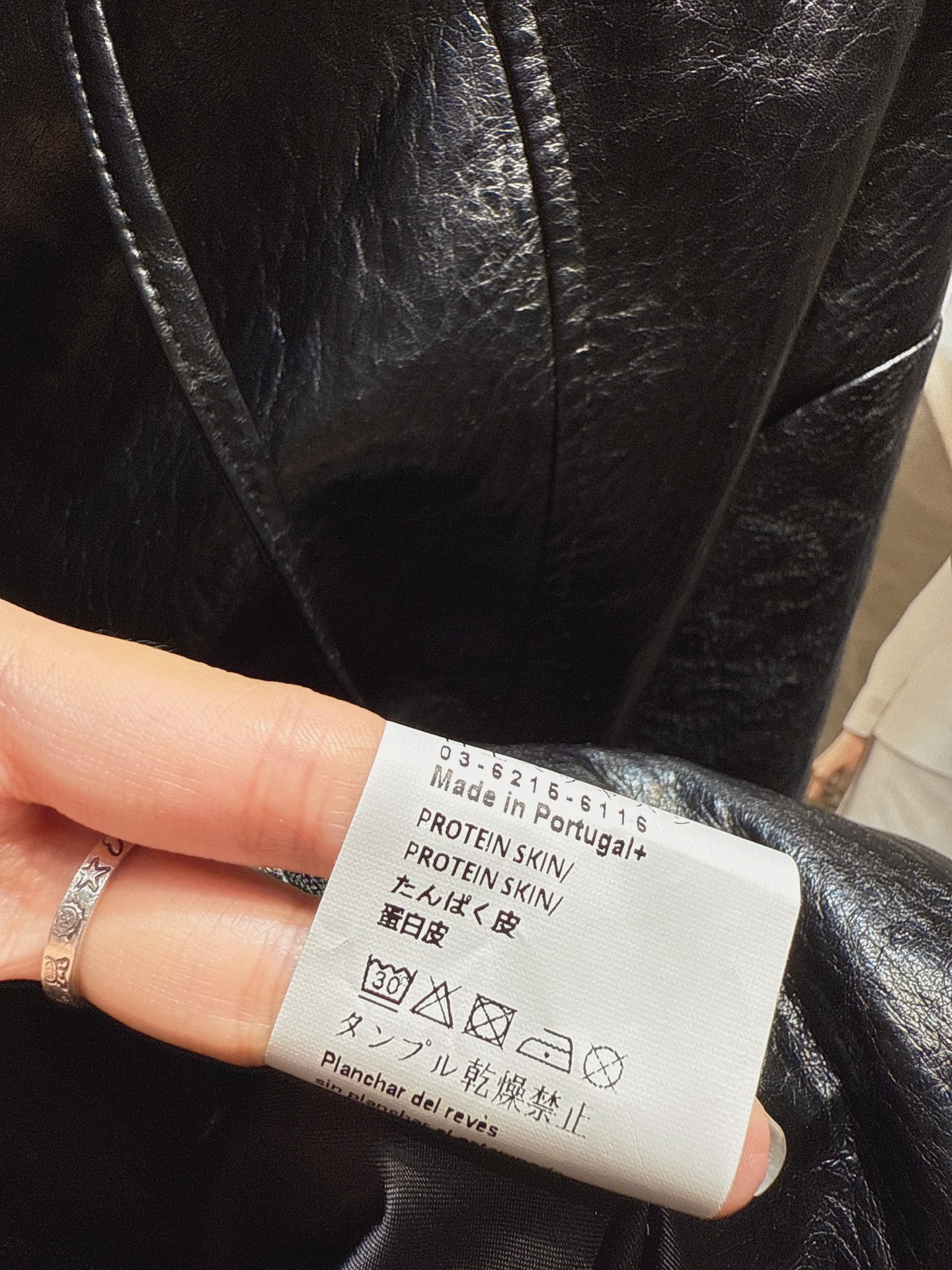 ✨✨✨罗意威loewe✨✨✨2025秋冬新品短款皮衣，采用蛋白皮材质，质感细腻，仿若真皮。有复古棕、深棕