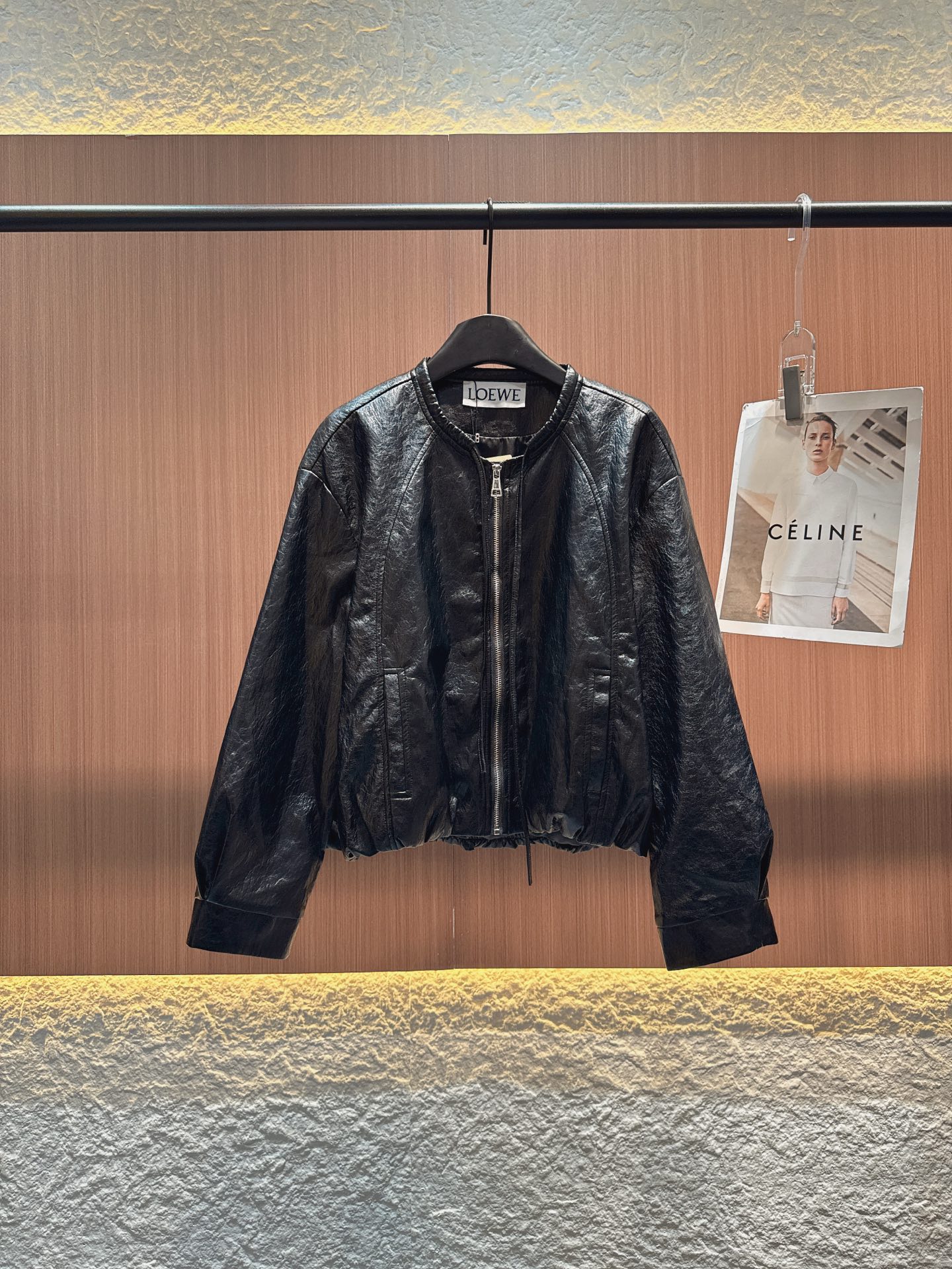 ✨✨✨罗意威loewe✨✨✨2025秋冬新品短款皮衣，采用蛋白皮材质，质感细腻，仿若真皮。有复古棕、深棕