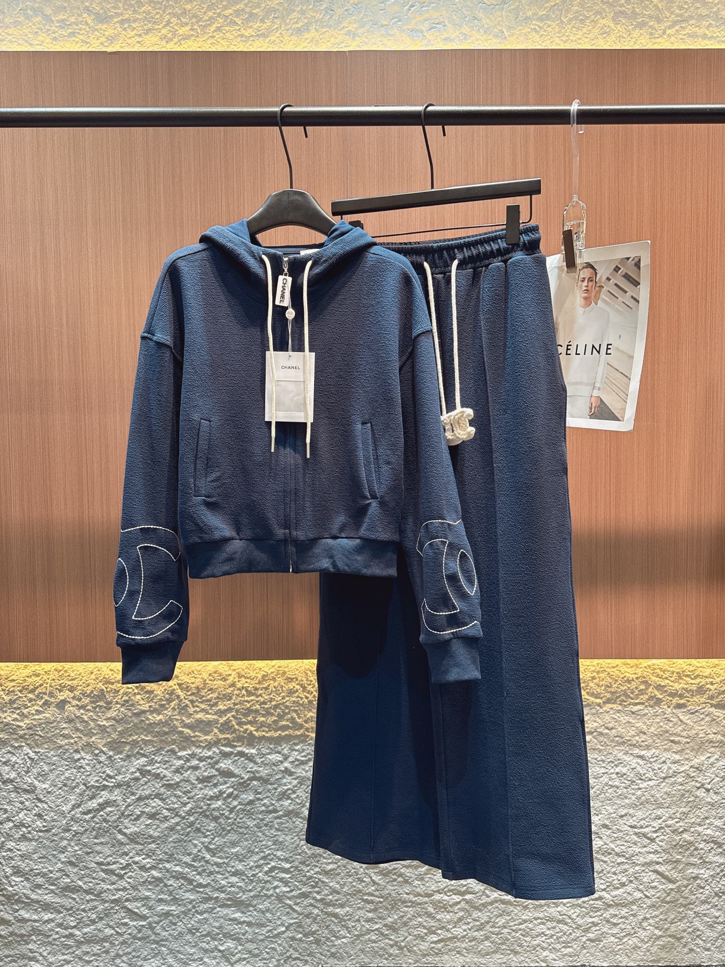✨✨✨小香✨✨✨2025秋冬新品深蓝色阔腿裤太赞啦！柔软面料亲肤舒适，松紧腰搭配白色抽绳，方便调节还很有