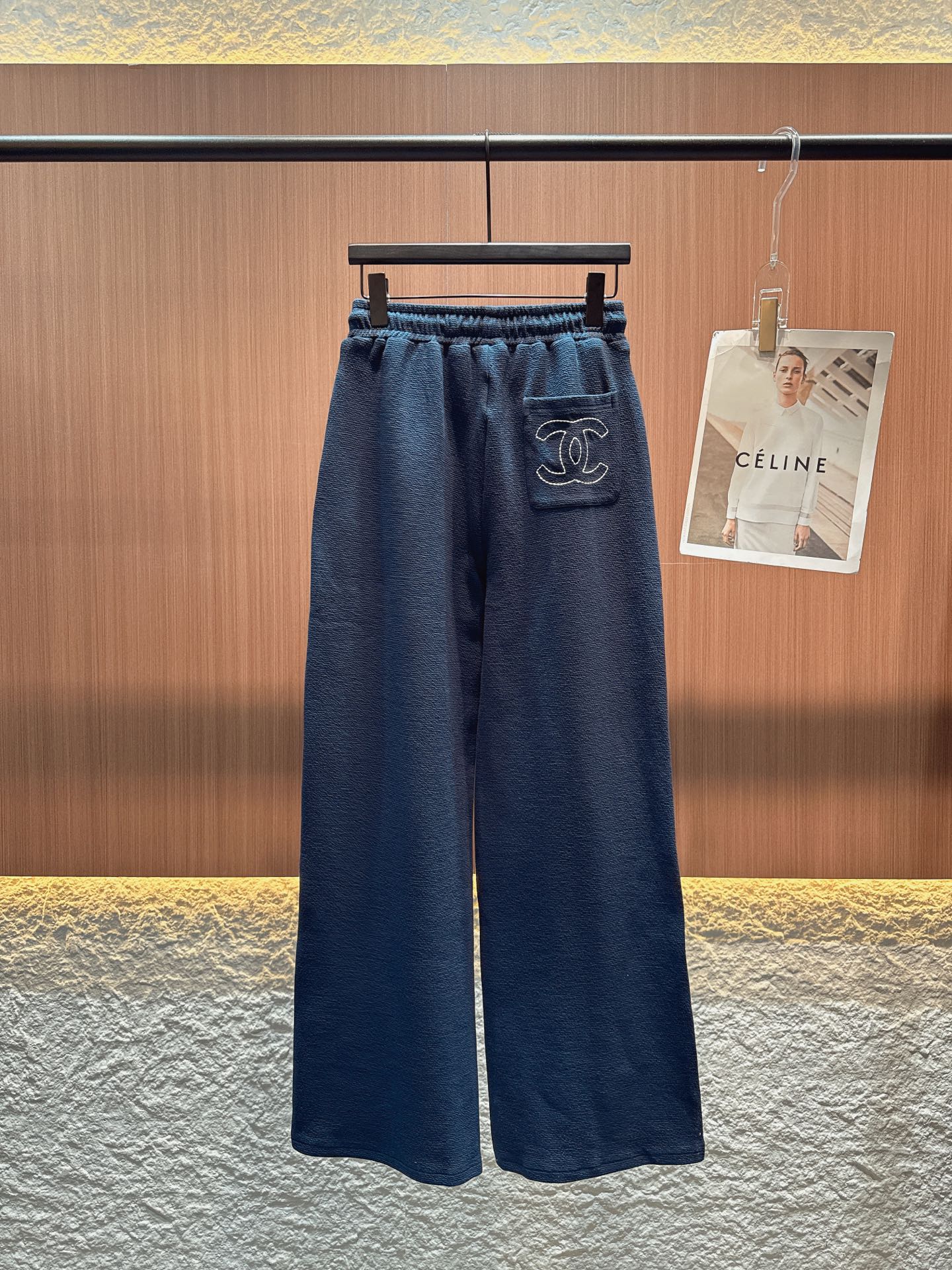 ✨✨✨小香✨✨✨2025秋冬新品深蓝色阔腿裤太赞啦！柔软面料亲肤舒适，松紧腰搭配白色抽绳，方便调节还很有