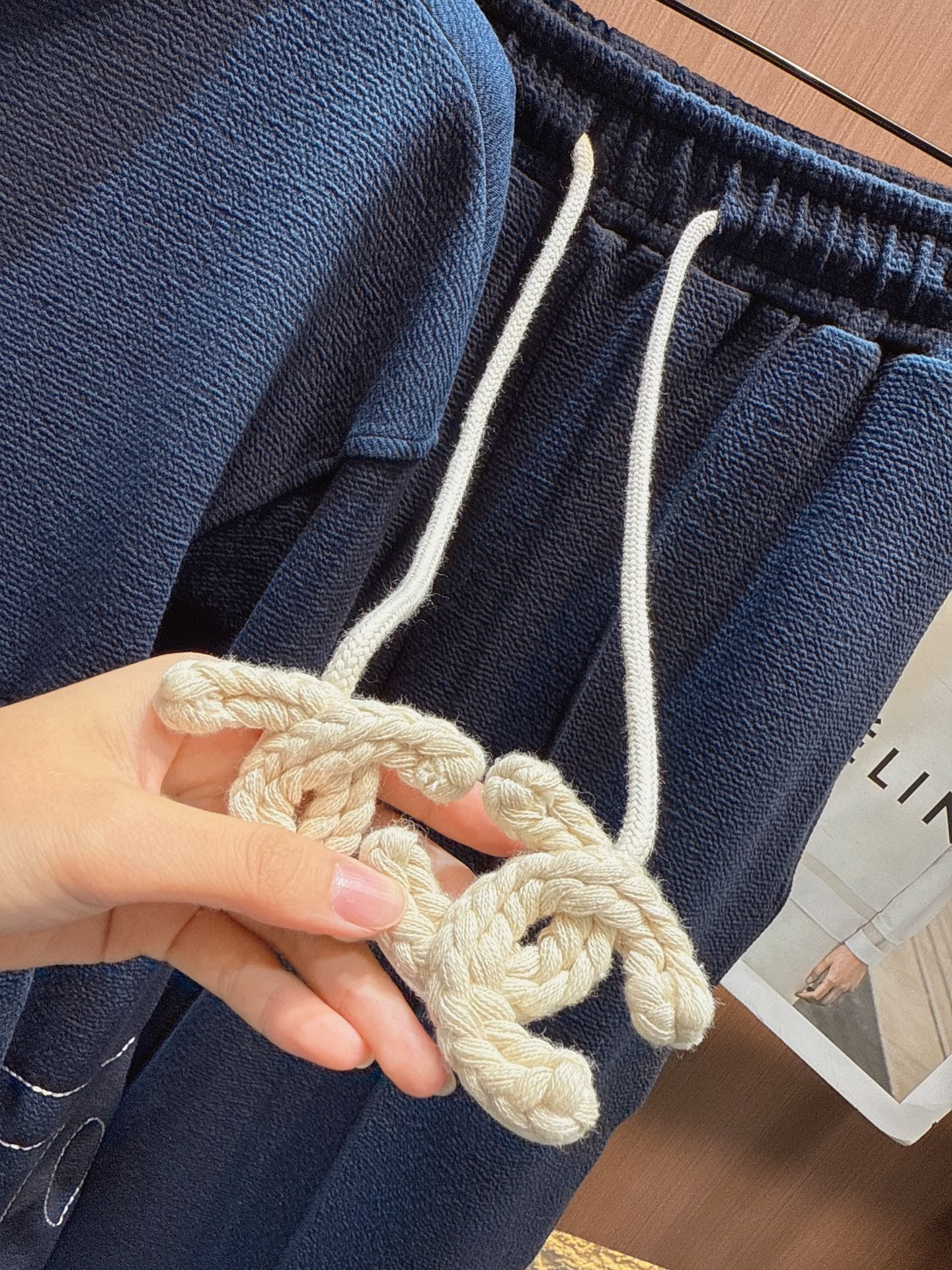 ✨✨✨小香✨✨✨2025秋冬新品深蓝色阔腿裤太赞啦！柔软面料亲肤舒适，松紧腰搭配白色抽绳，方便调节还很有