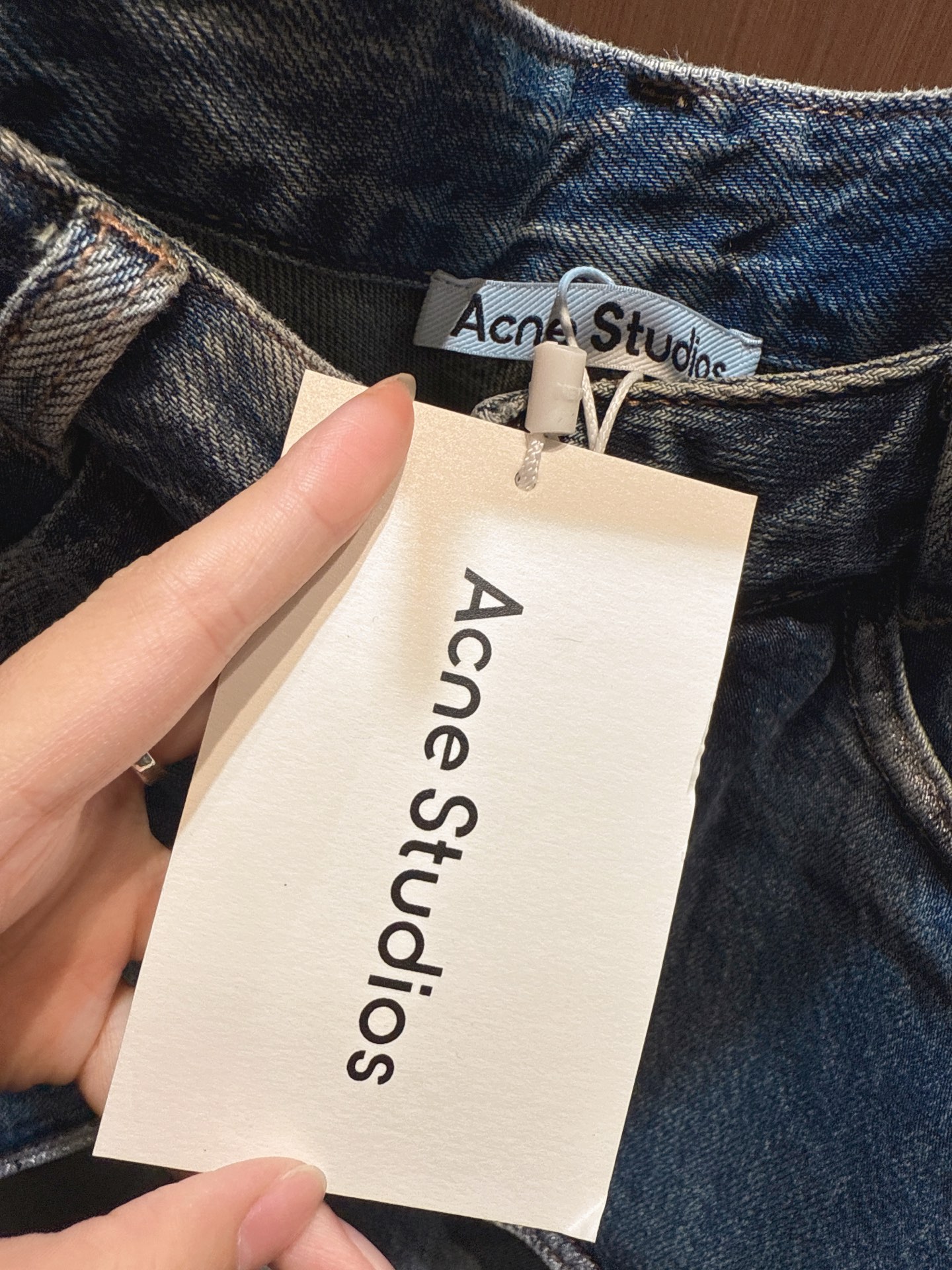 ✨✨✨acne✨✨✨2025秋冬新品牛仔裤超有设计感！经典牛仔蓝搭配做旧渐变效果，复古又吸睛。独特的双层