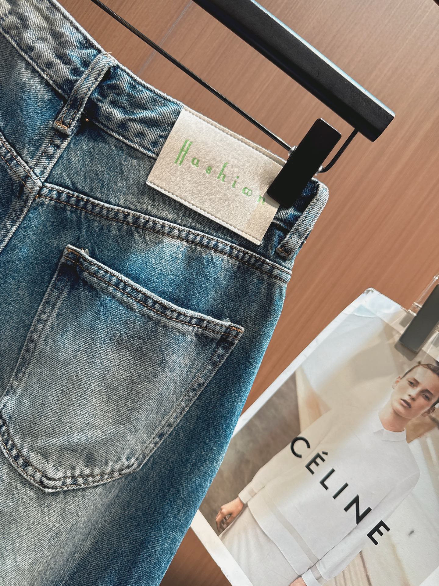 ✨✨✨acne✨✨✨2025秋冬新品牛仔裤超有设计感！经典牛仔蓝搭配做旧渐变效果，复古又吸睛。独特的双层