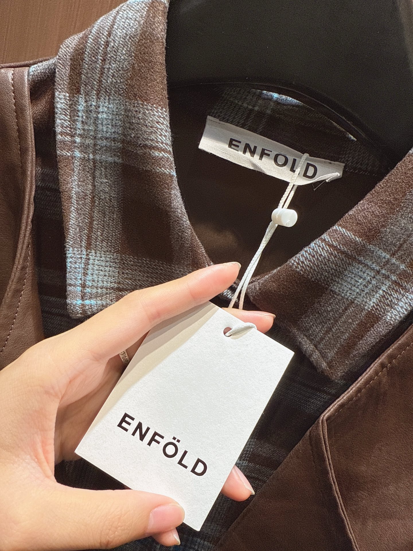 ✨✨✨enfold✨✨✨2025秋冬新款 格纹衬衫与皮质马甲的创意组合，打造层次穿搭感。格纹衬衫复古腔调