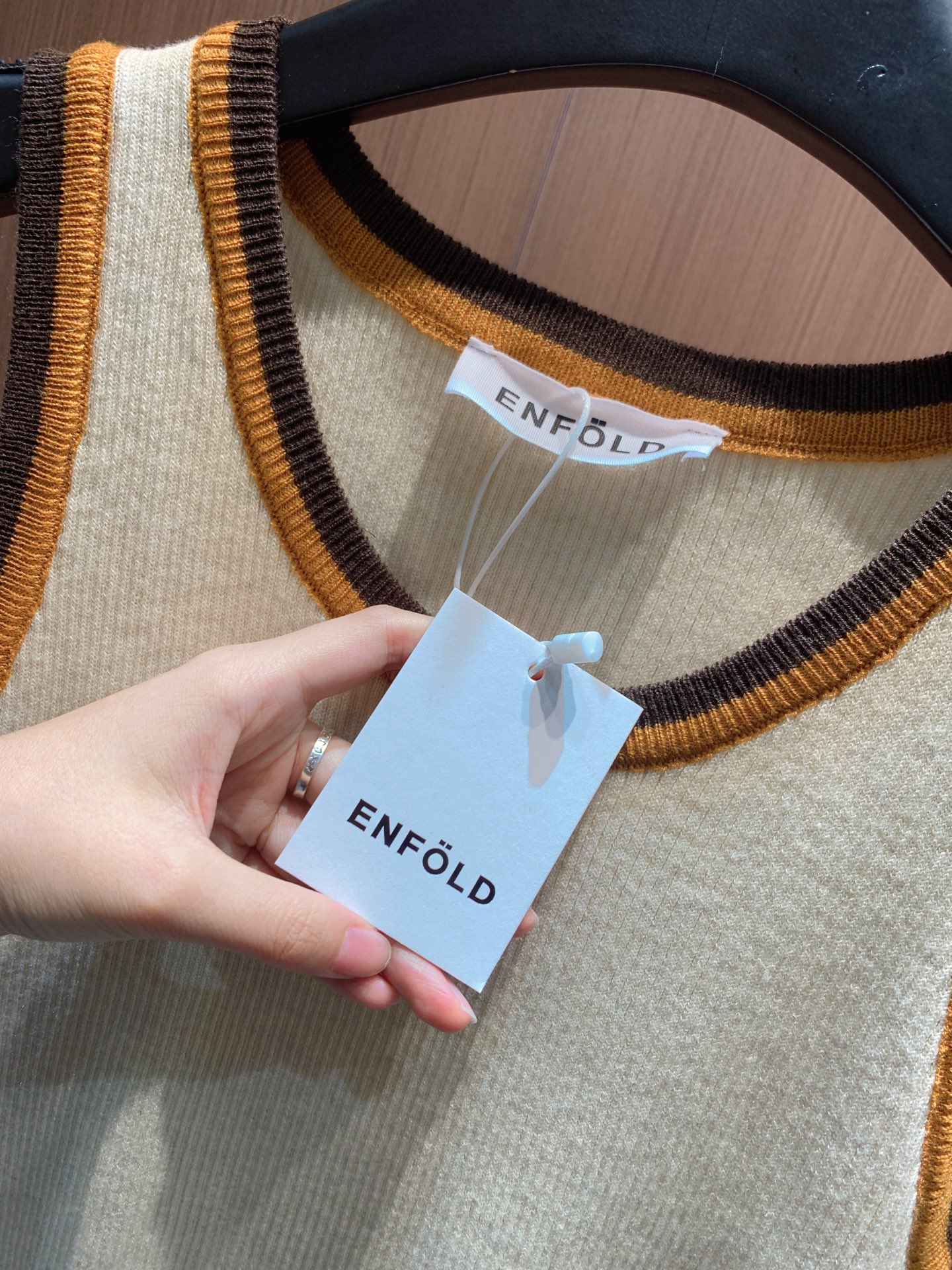 ✨✨✨enfold✨✨✨2025秋冬新款 精选含70%羊毛的针织面料，亲肤柔软且自带质感。经典无袖版型，