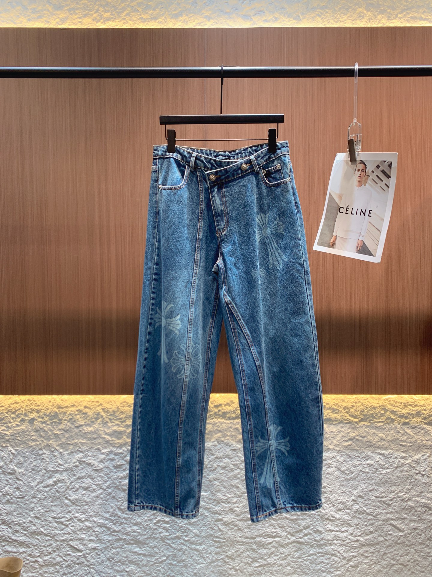 ✨✨✨克罗心✨✨✨2025秋冬新款 经典牛仔蓝自带复古腔调，宽松阔腿版型修饰腿型又显随性。裤身十字印花设