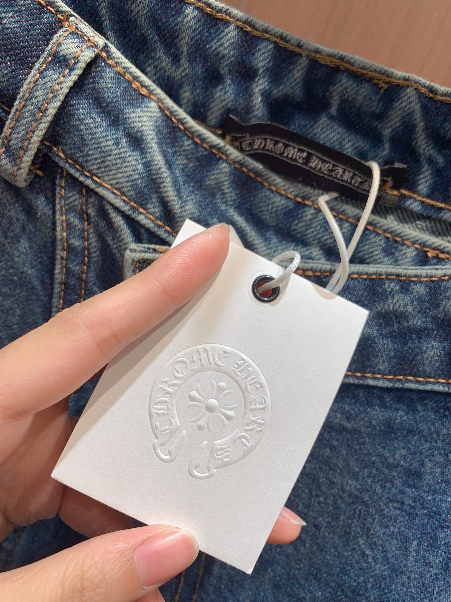 ✨✨✨克罗心✨✨✨2025秋冬新款 经典牛仔蓝自带复古腔调，宽松阔腿版型修饰腿型又显随性。裤身十字印花设