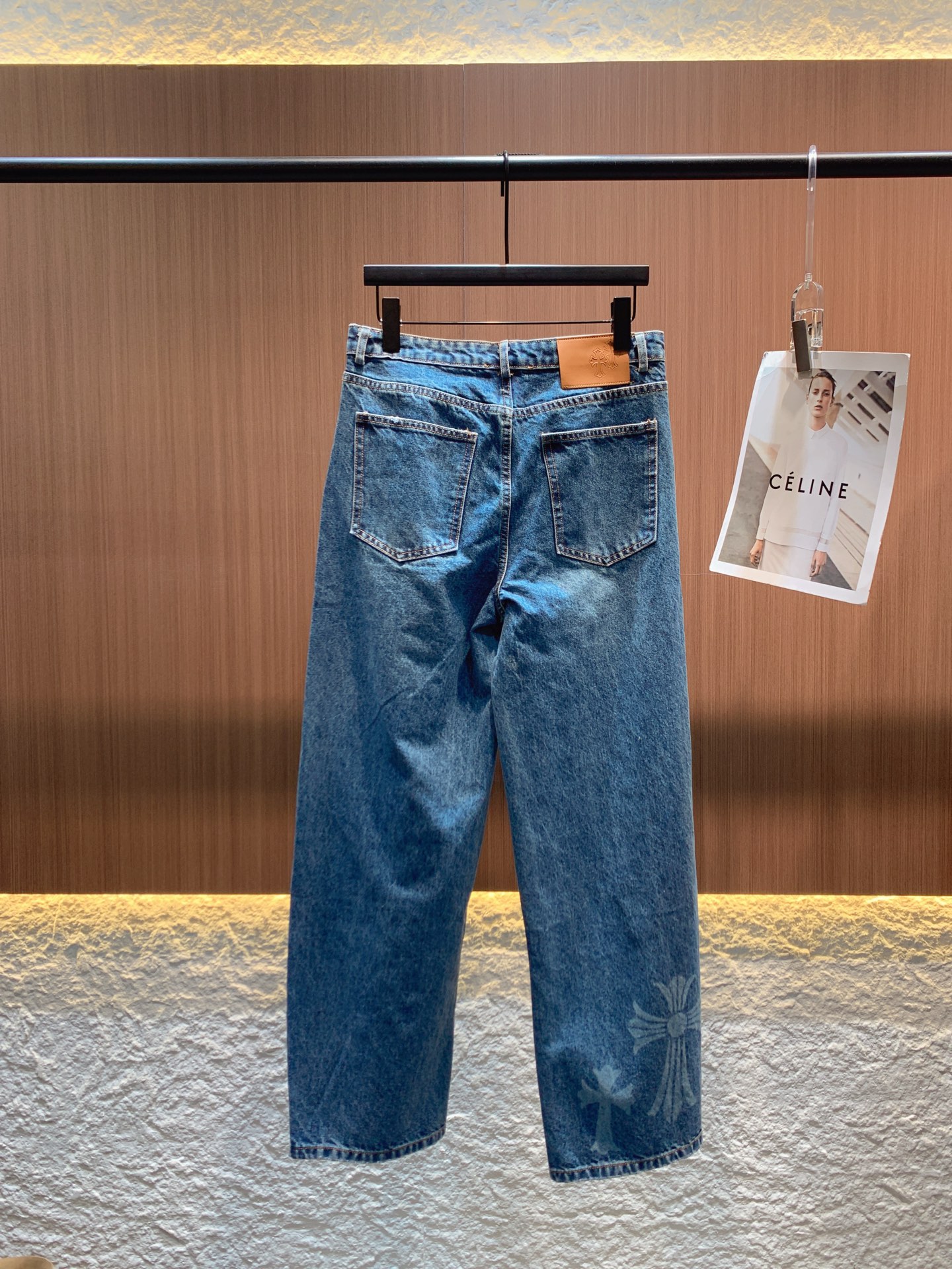 ✨✨✨克罗心✨✨✨2025秋冬新款 经典牛仔蓝自带复古腔调，宽松阔腿版型修饰腿型又显随性。裤身十字印花设