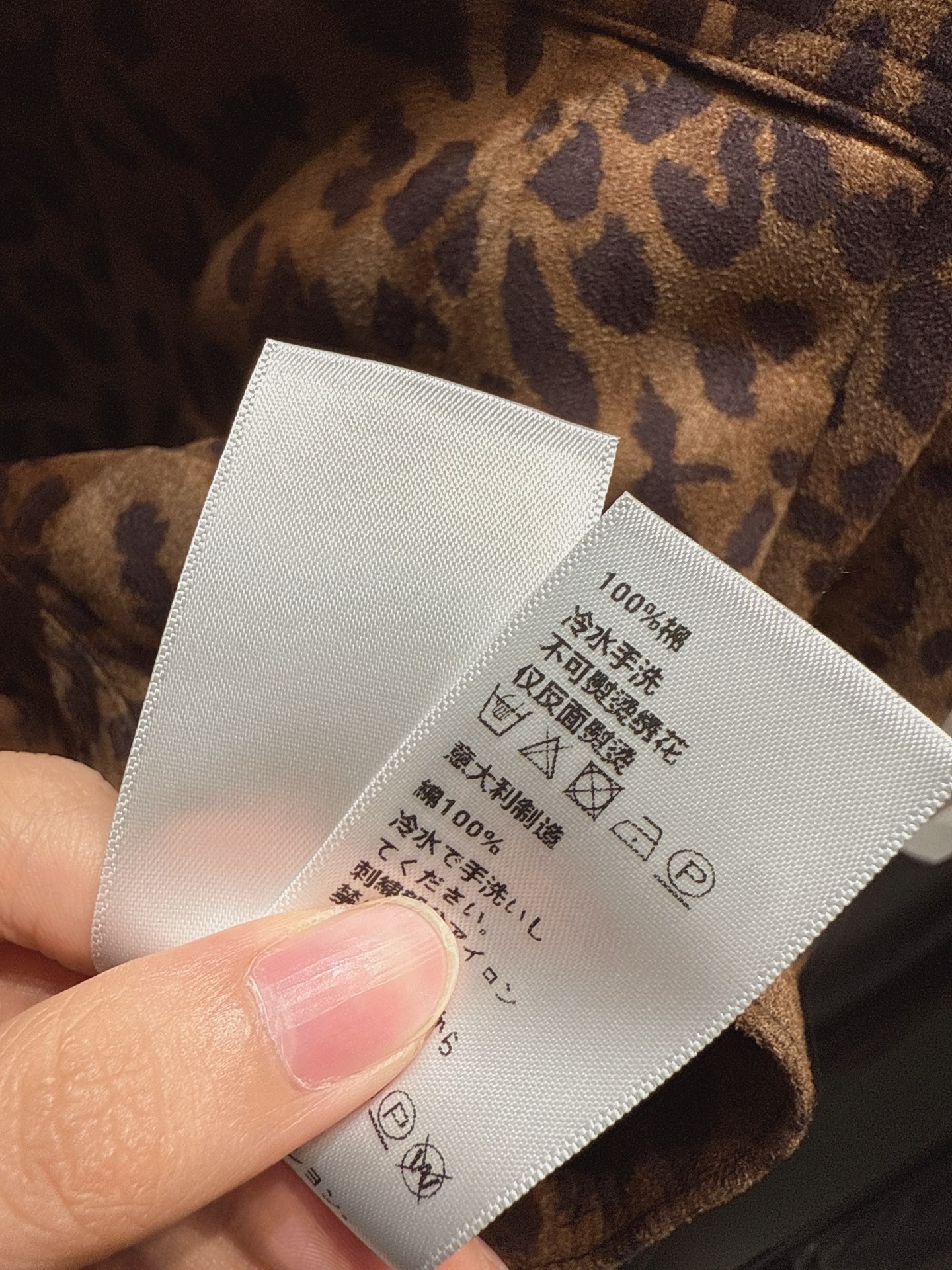 ✨✨✨QOY✨✨✨2025秋冬新款 【野性与酷感的碰撞】这款短款夹克，以经典豹纹图案铺陈，自带吸睛气场。