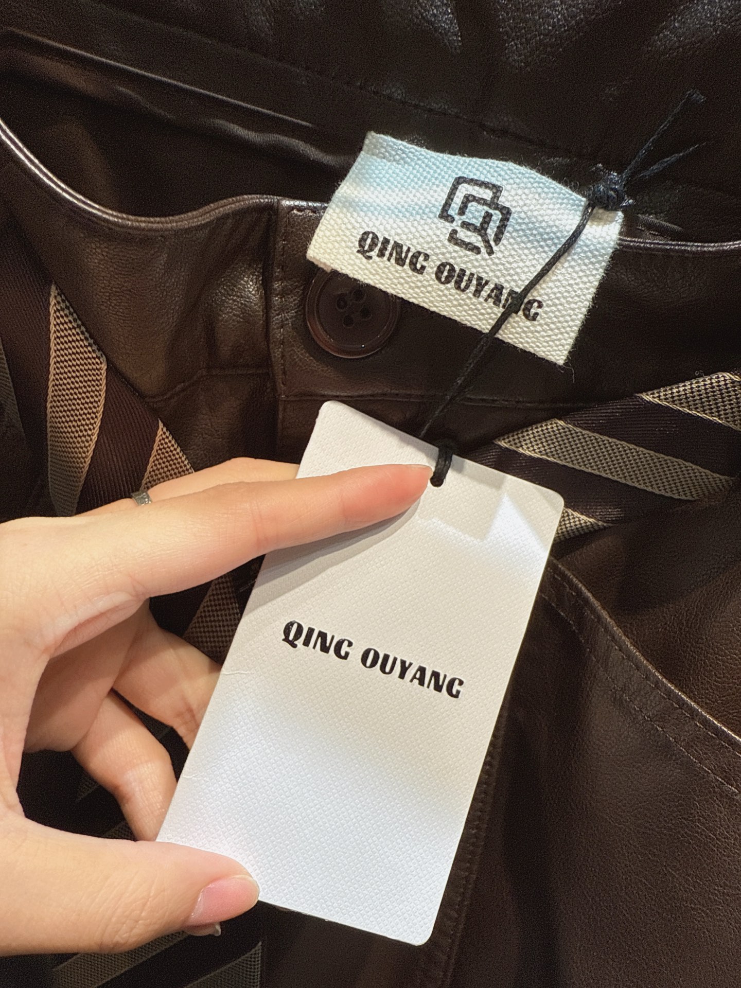 ✨✨✨QOY✨✨✨2025秋冬新款 【率性皮革中裤，解锁多元风格】两款皮质中裤，棕与黑的经典配色尽显质感