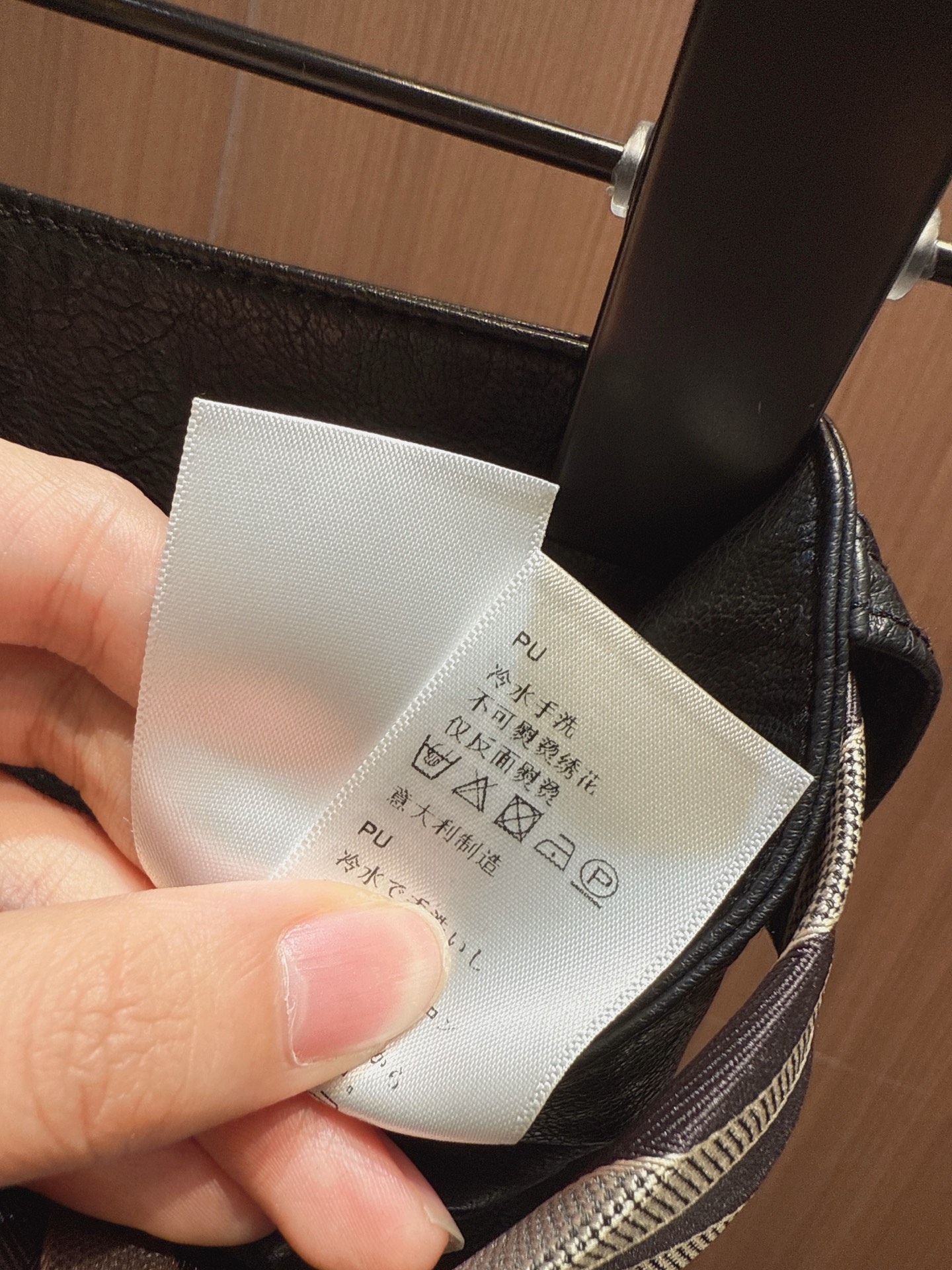 ✨✨✨QOY✨✨✨2025秋冬新款 【率性皮革中裤，解锁多元风格】两款皮质中裤，棕与黑的经典配色尽显质感
