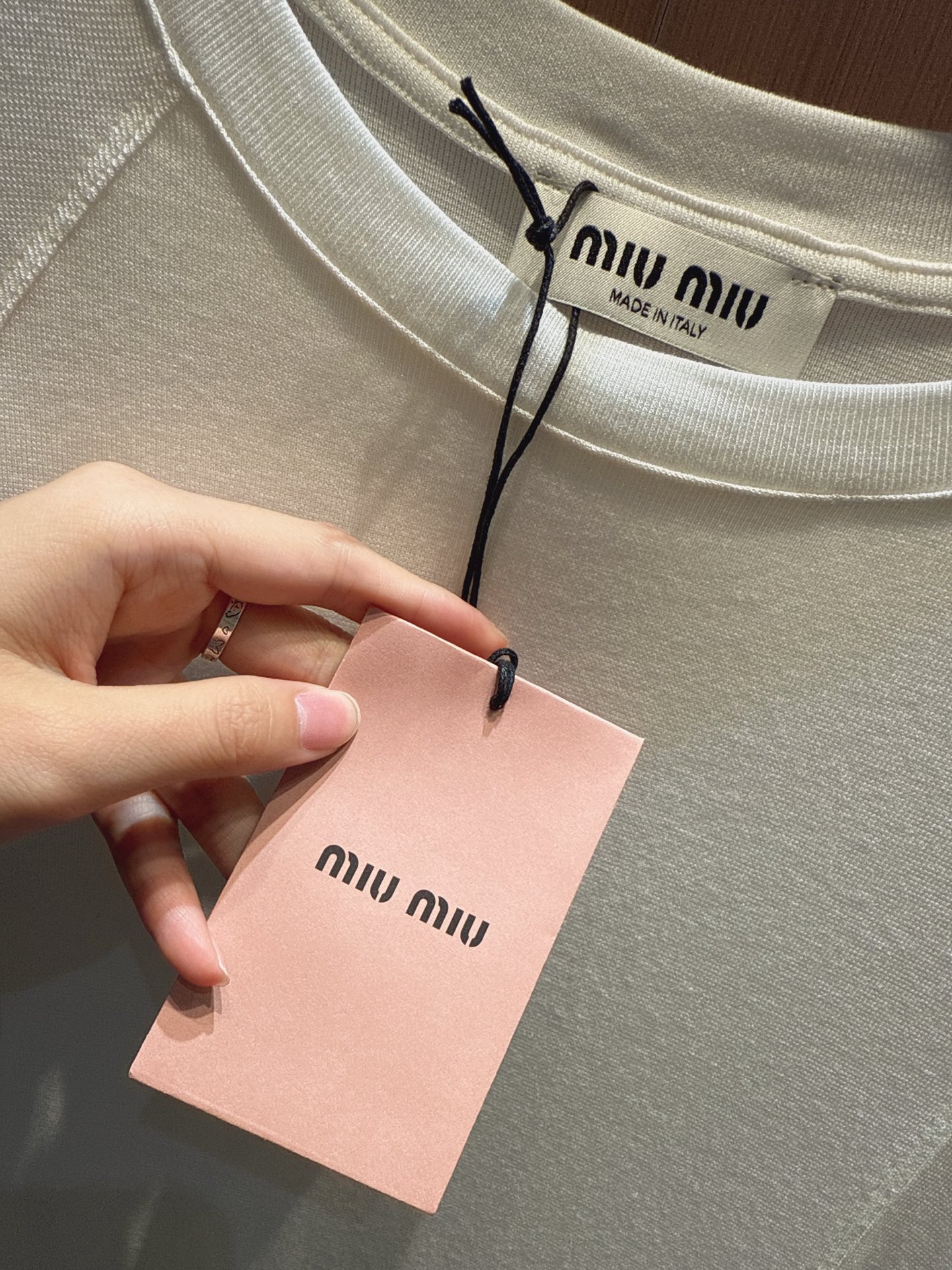 ✨✨✨miumiu✨✨✨2025秋冬新款 【多色修身长袖T恤，简约中见质感】这款长袖T恤有白、藏青、棕、