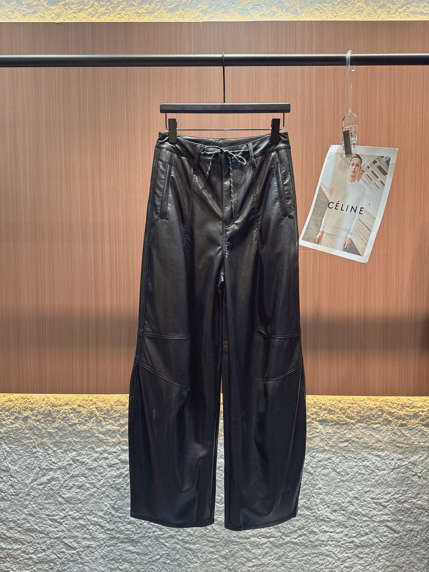 ✨✨✨Acne✨✨✨2025秋冬新款 【酷飒黑皮阔腿裤，解锁随性潮范】这款黑色皮质阔腿裤，垂坠质感尽显高