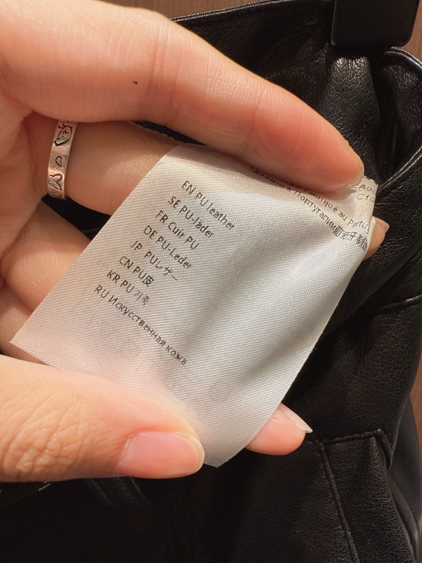 ✨✨✨Acne✨✨✨2025秋冬新款 【酷飒黑皮阔腿裤，解锁随性潮范】这款黑色皮质阔腿裤，垂坠质感尽显高