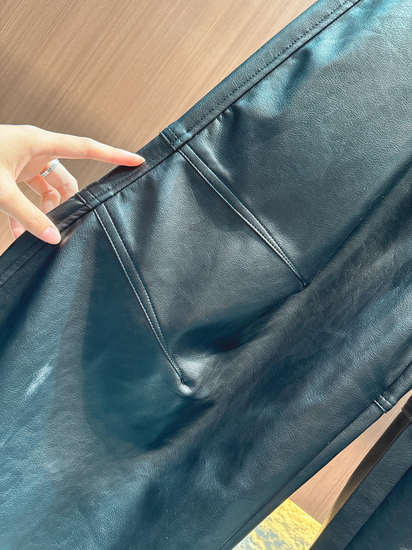 ✨✨✨Acne✨✨✨2025秋冬新款 【酷飒黑皮阔腿裤，解锁随性潮范】这款黑色皮质阔腿裤，垂坠质感尽显高