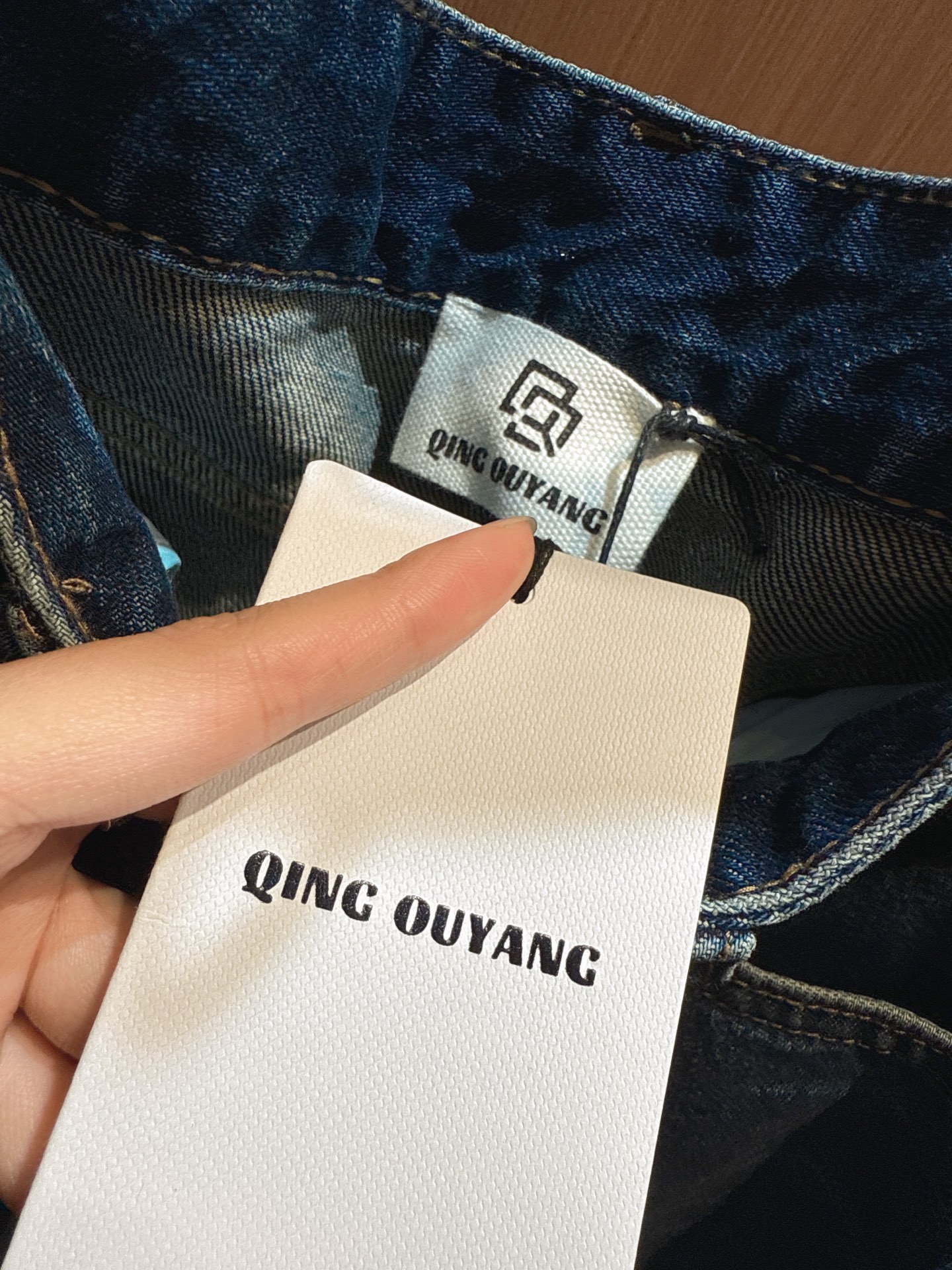 ✨✨✨QOY✨✨✨2025秋冬新款 【潮酷破洞牛仔阔腿裤】做旧蓝调牛仔，破洞设计率性不羁，侧边撞色条纹添