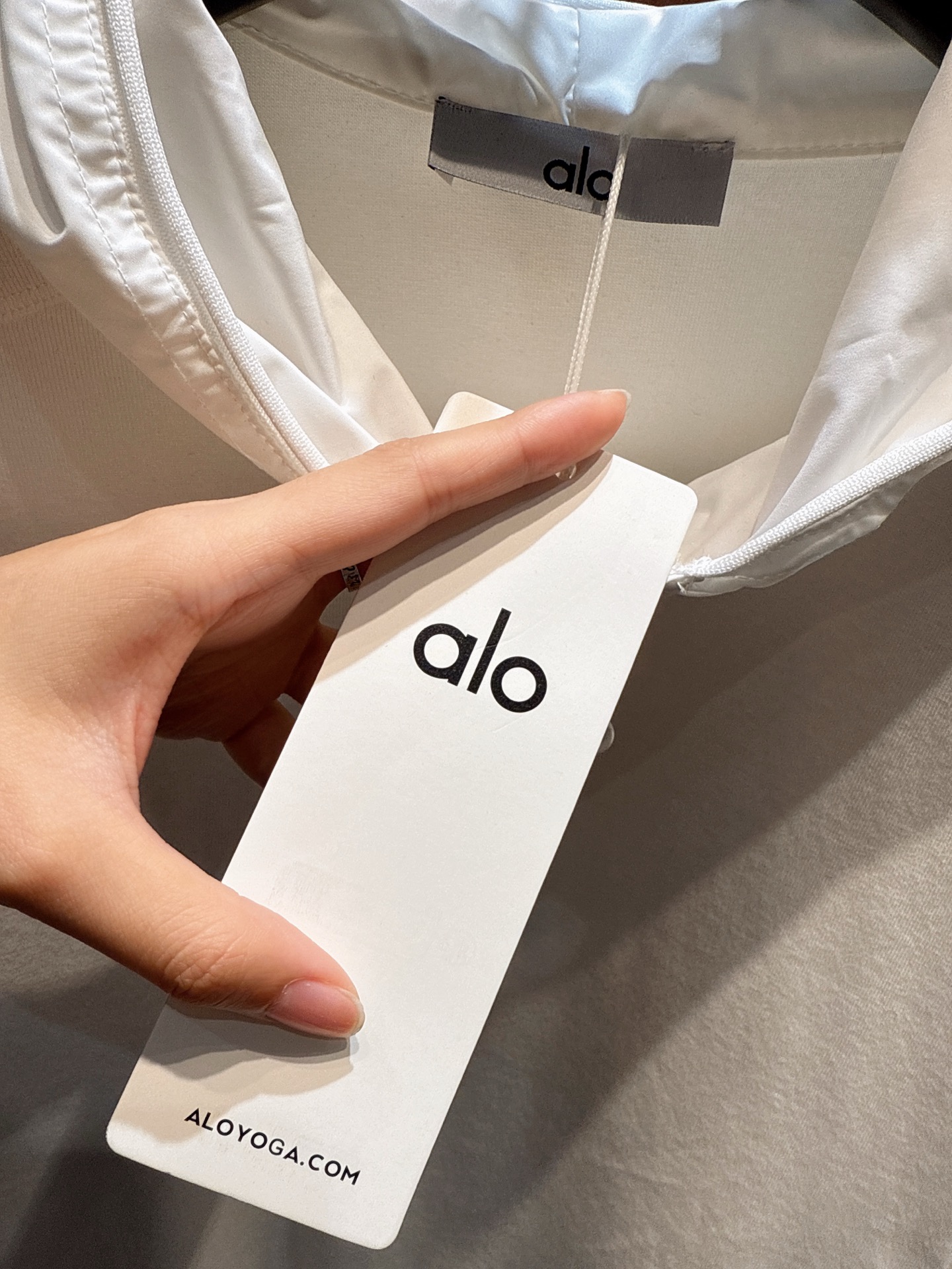 ✨✨✨alo✨✨✨2025秋冬新品 【连帽半拉链长袖上衣，解锁多场景穿搭型格】简约版型融合连帽与半拉链设
