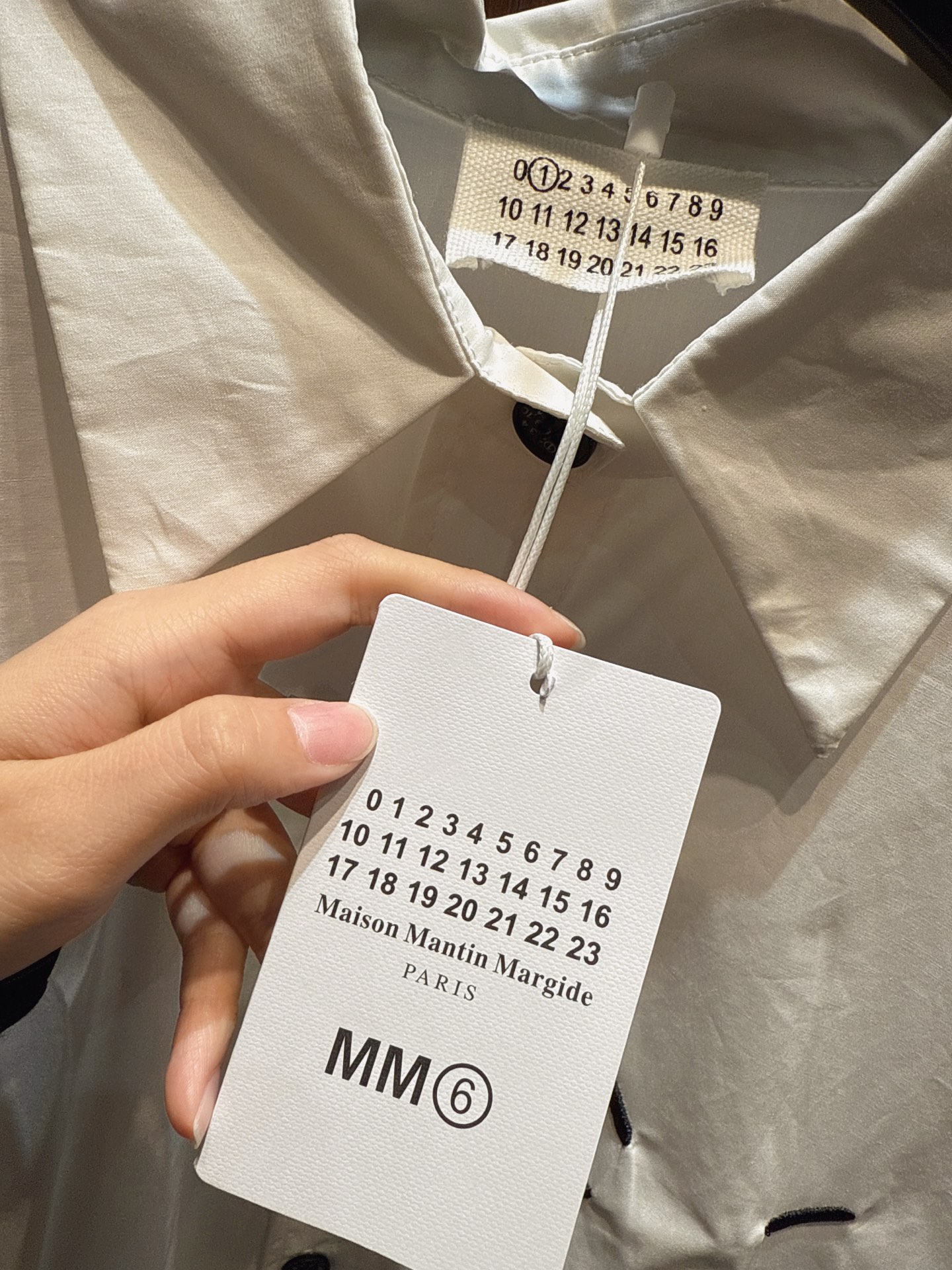 ✨✨✨玛吉拉✨✨✨2025秋冬新款 【个性廓形衬衫，解锁穿搭新态度】两款极简色系衬衫，以宽松廓形打造随性