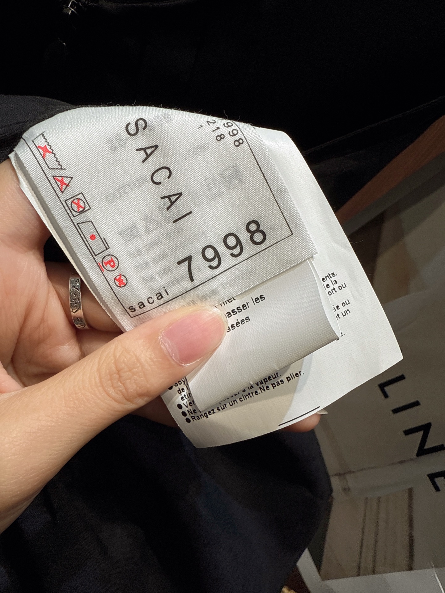✨✨✨Sacai✨✨✨2025秋冬新款 【个性无袖马甲，解锁层次穿搭灵感】两款无袖马甲，以卡其与黑色诠释