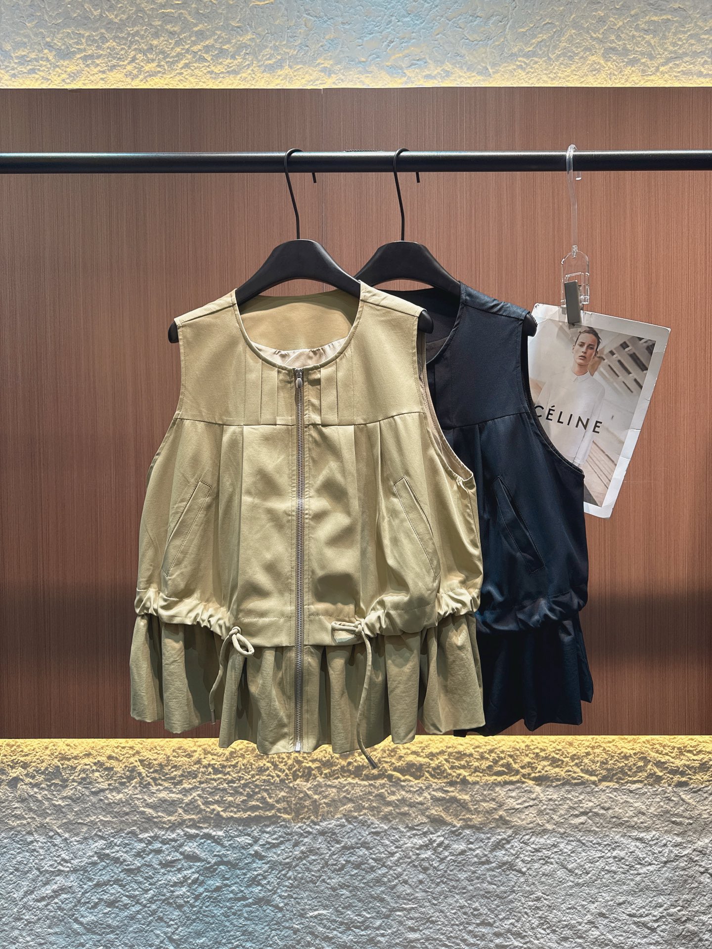 ✨✨✨Sacai✨✨✨2025秋冬新款 【个性无袖马甲，解锁层次穿搭灵感】两款无袖马甲，以卡其与黑色诠释