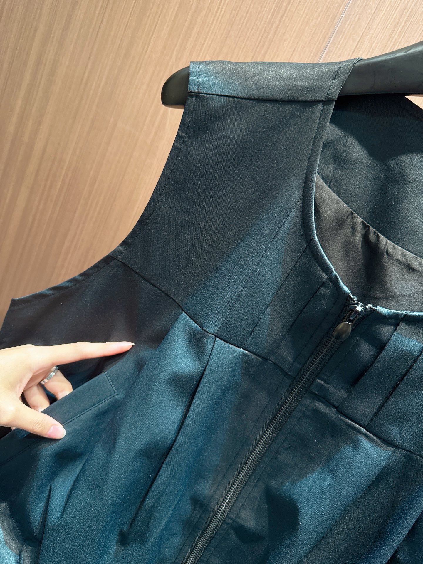 ✨✨✨Sacai✨✨✨2025秋冬新款 【个性无袖马甲，解锁层次穿搭灵感】两款无袖马甲，以卡其与黑色诠释