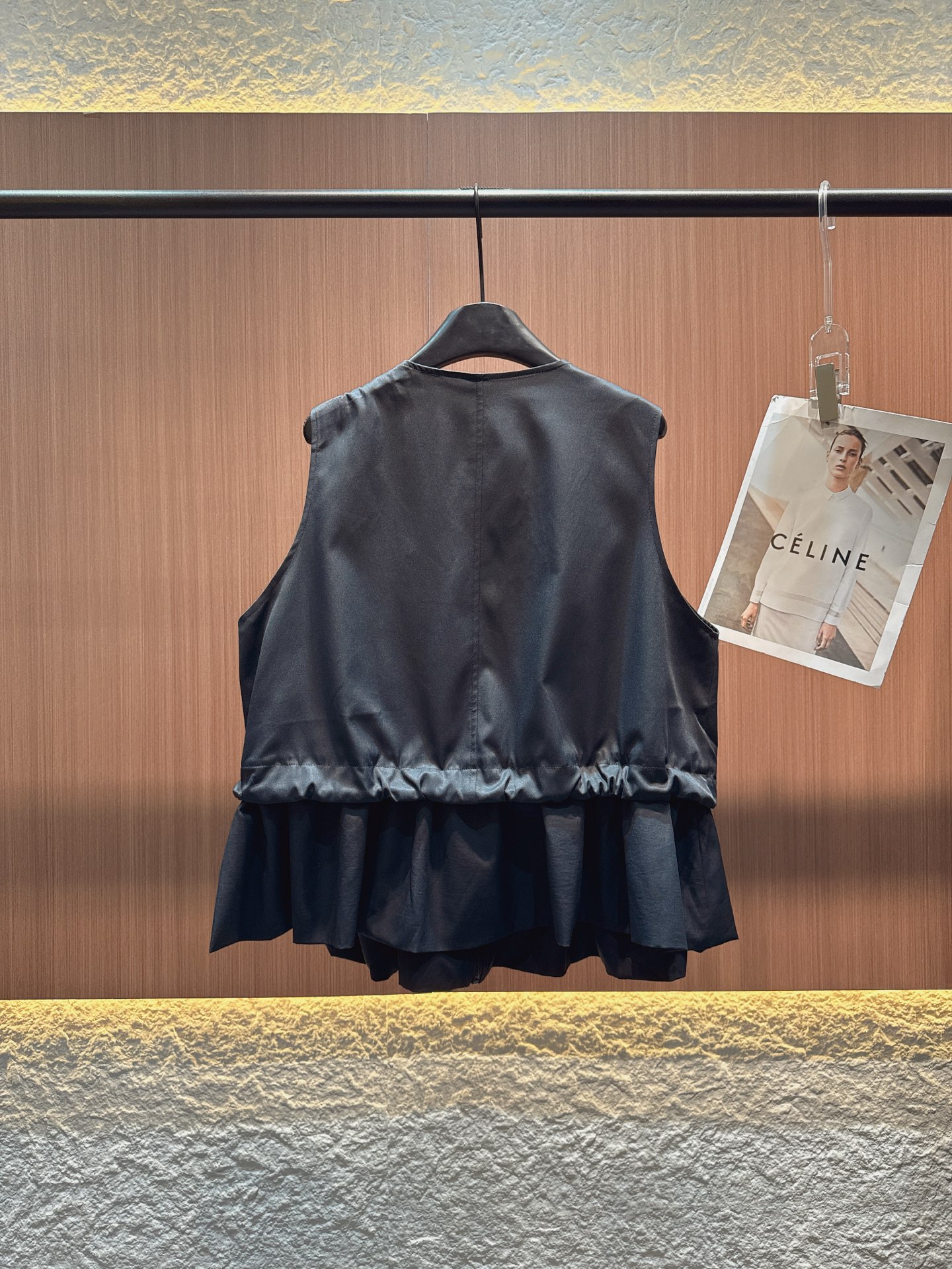 ✨✨✨Sacai✨✨✨2025秋冬新款 【个性无袖马甲，解锁层次穿搭灵感】两款无袖马甲，以卡其与黑色诠释