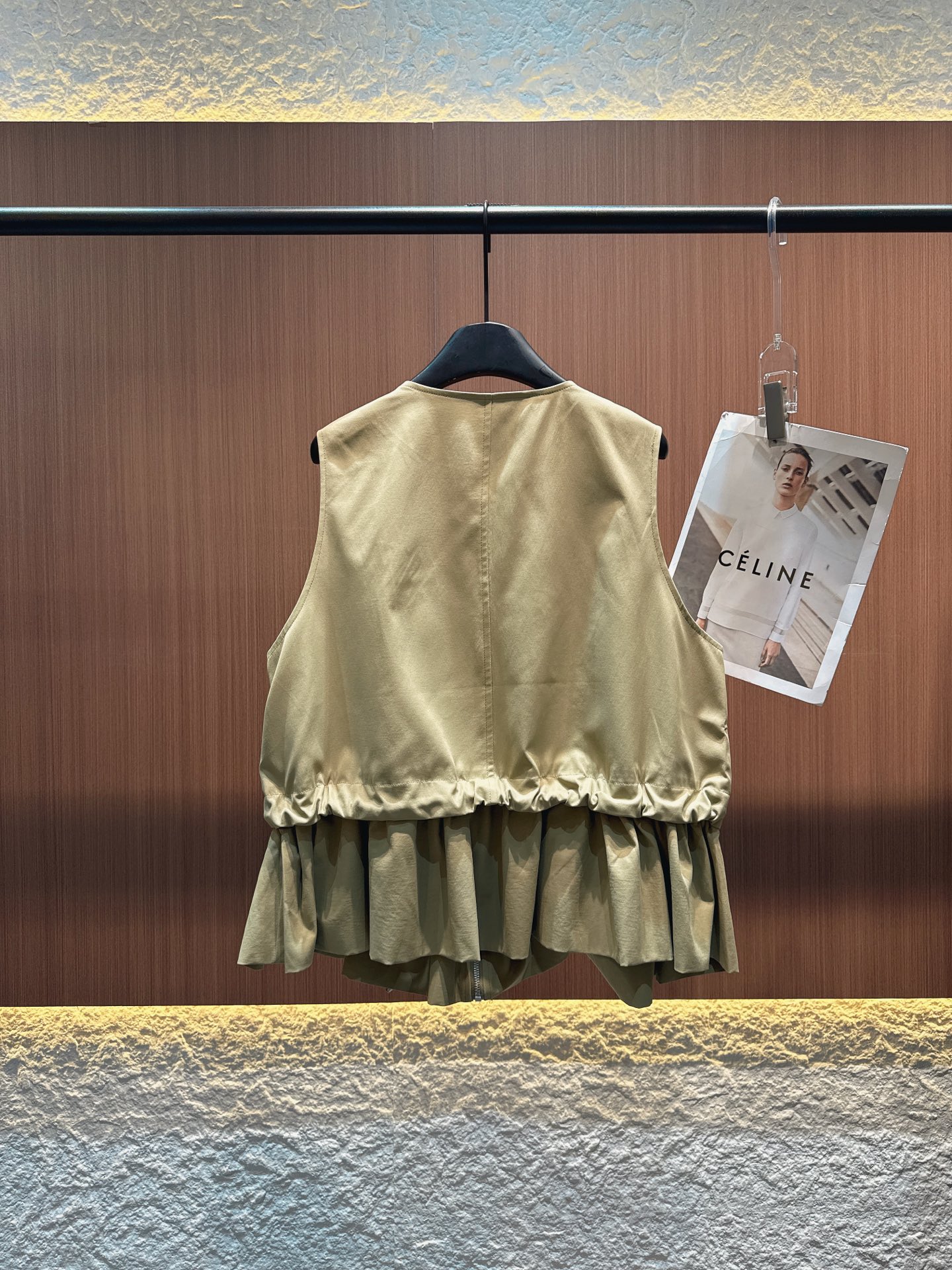 ✨✨✨Sacai✨✨✨2025秋冬新款 【个性无袖马甲，解锁层次穿搭灵感】两款无袖马甲，以卡其与黑色诠释