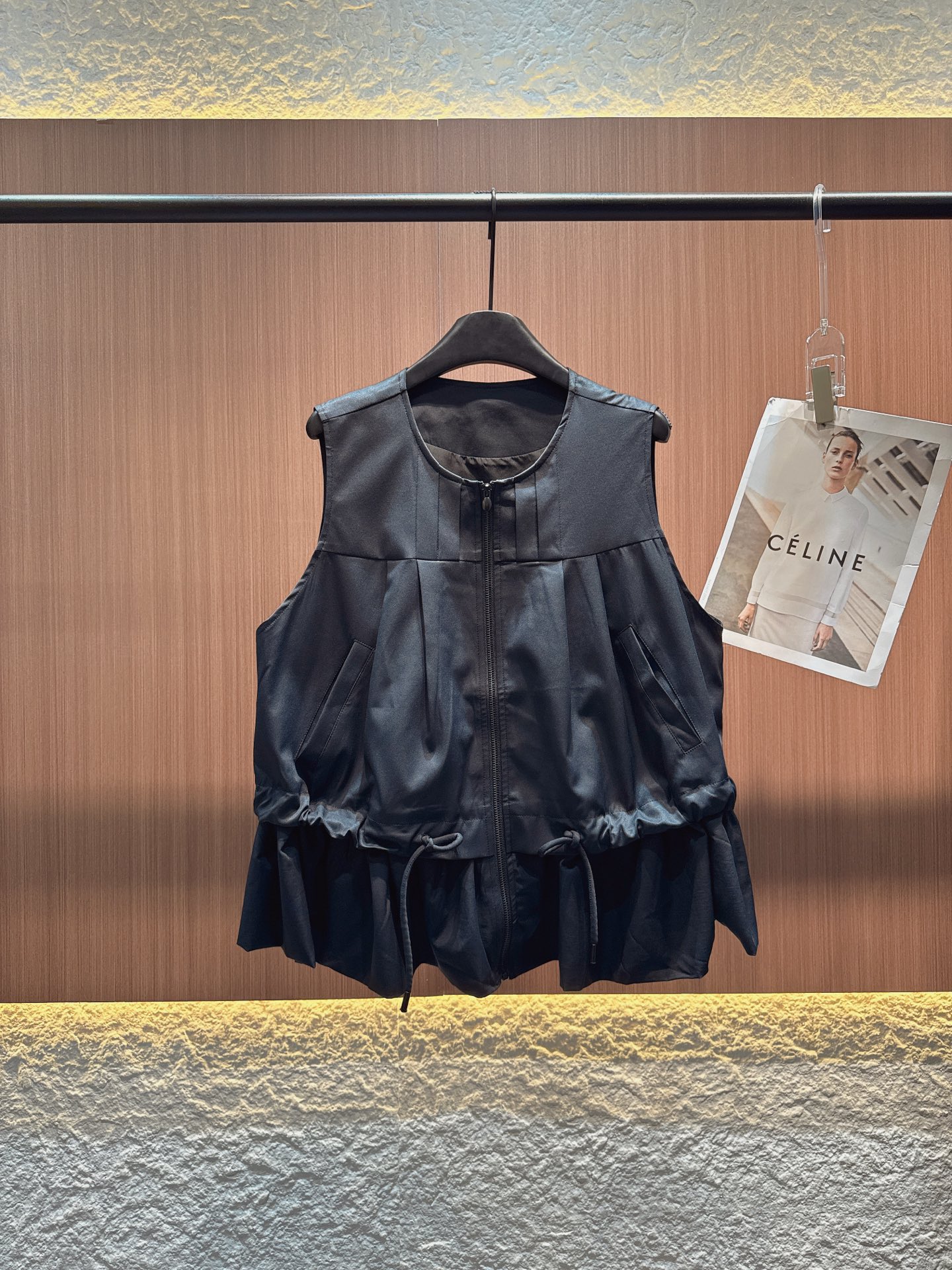 ✨✨✨Sacai✨✨✨2025秋冬新款 【个性无袖马甲，解锁层次穿搭灵感】两款无袖马甲，以卡其与黑色诠释