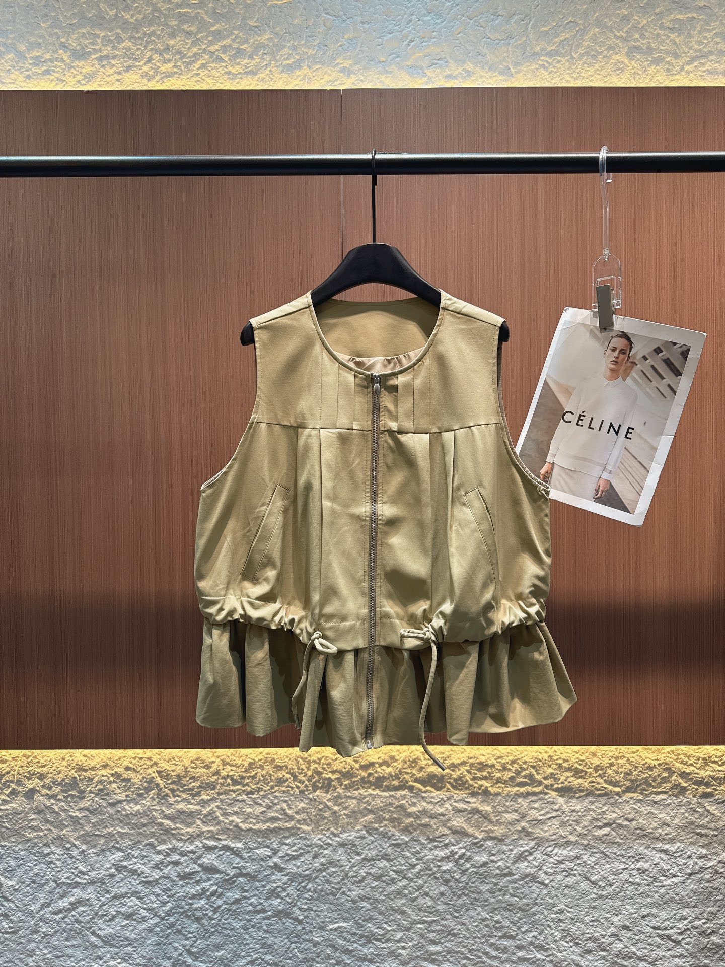 ✨✨✨Sacai✨✨✨2025秋冬新款 【个性无袖马甲，解锁层次穿搭灵感】两款无袖马甲，以卡其与黑色诠释