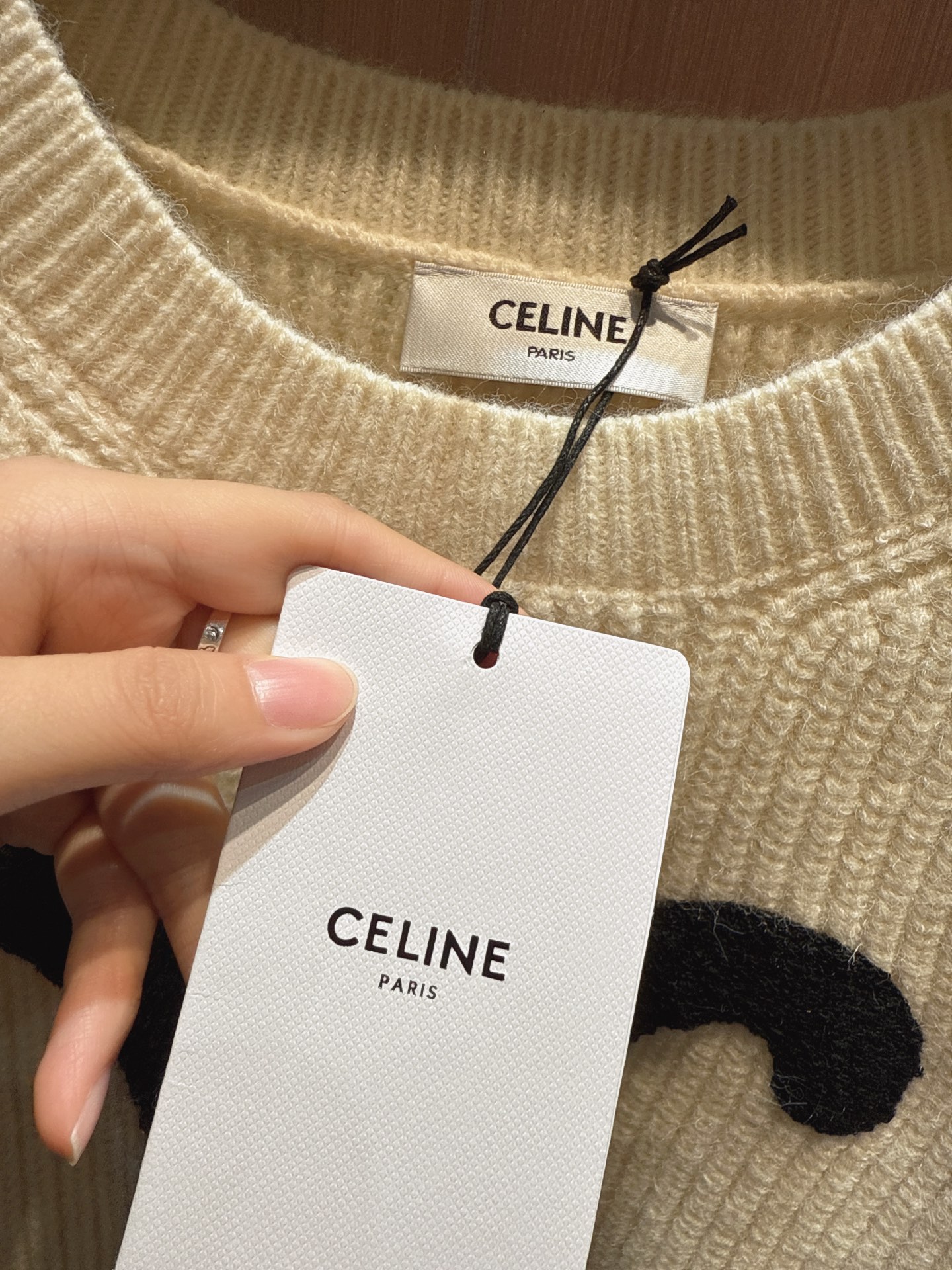 ✨✨✨Celine✨✨✨2025秋冬新款 【70%羊毛绞花针织开衫】触感柔软且保暖性佳。经典绞花工艺立体