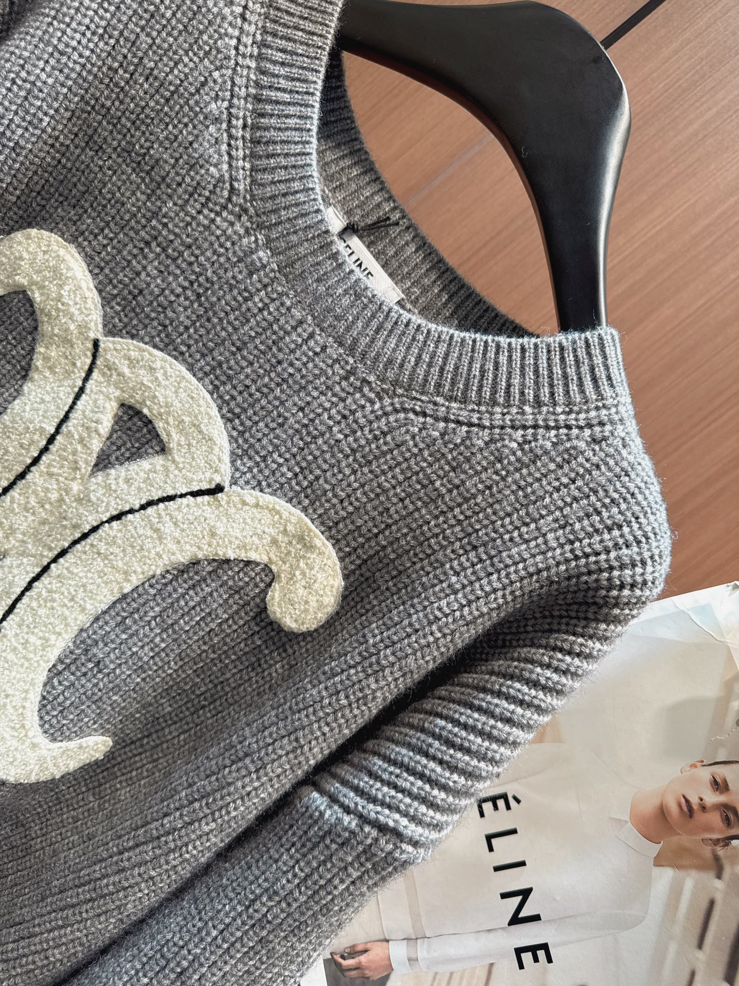 ✨✨✨Celine✨✨✨2025秋冬新款 【70%羊毛绞花针织开衫】触感柔软且保暖性佳。经典绞花工艺立体