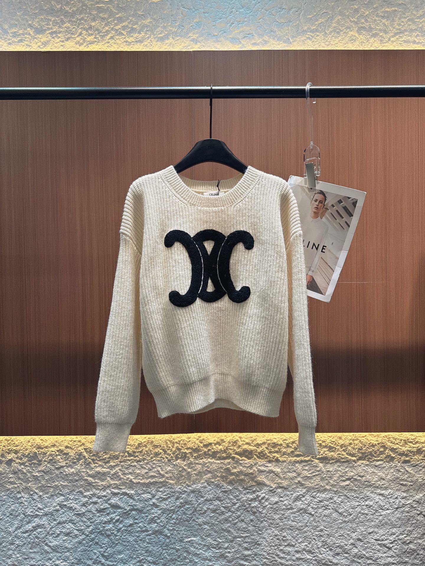 ✨✨✨Celine✨✨✨2025秋冬新款 【70%羊毛绞花针织开衫】触感柔软且保暖性佳。经典绞花工艺立体