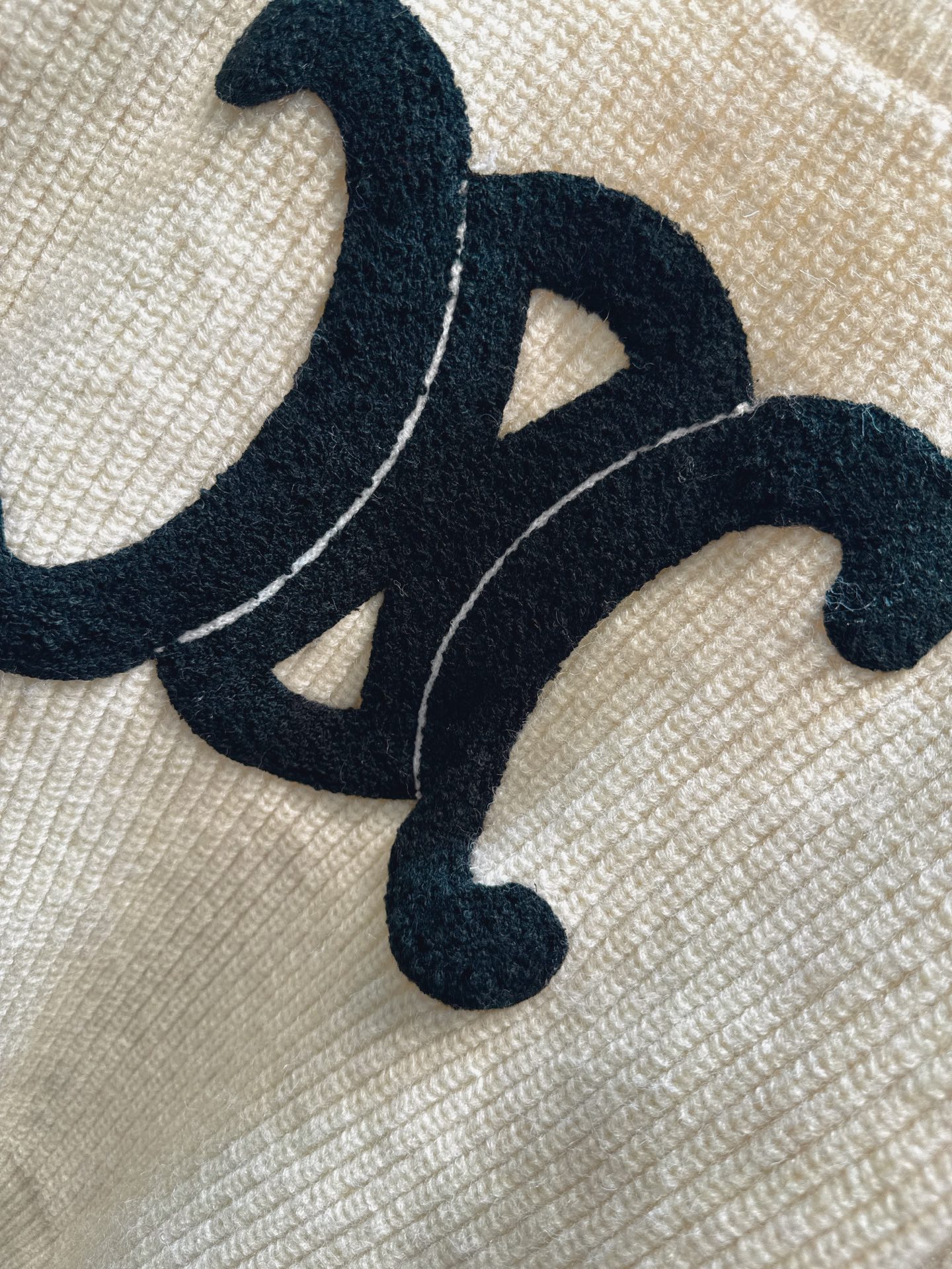 ✨✨✨Celine✨✨✨2025秋冬新款 【70%羊毛绞花针织开衫】触感柔软且保暖性佳。经典绞花工艺立体