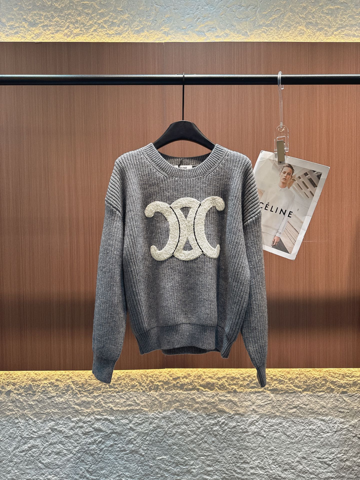 ✨✨✨Celine✨✨✨2025秋冬新款 【70%羊毛绞花针织开衫】触感柔软且保暖性佳。经典绞花工艺立体