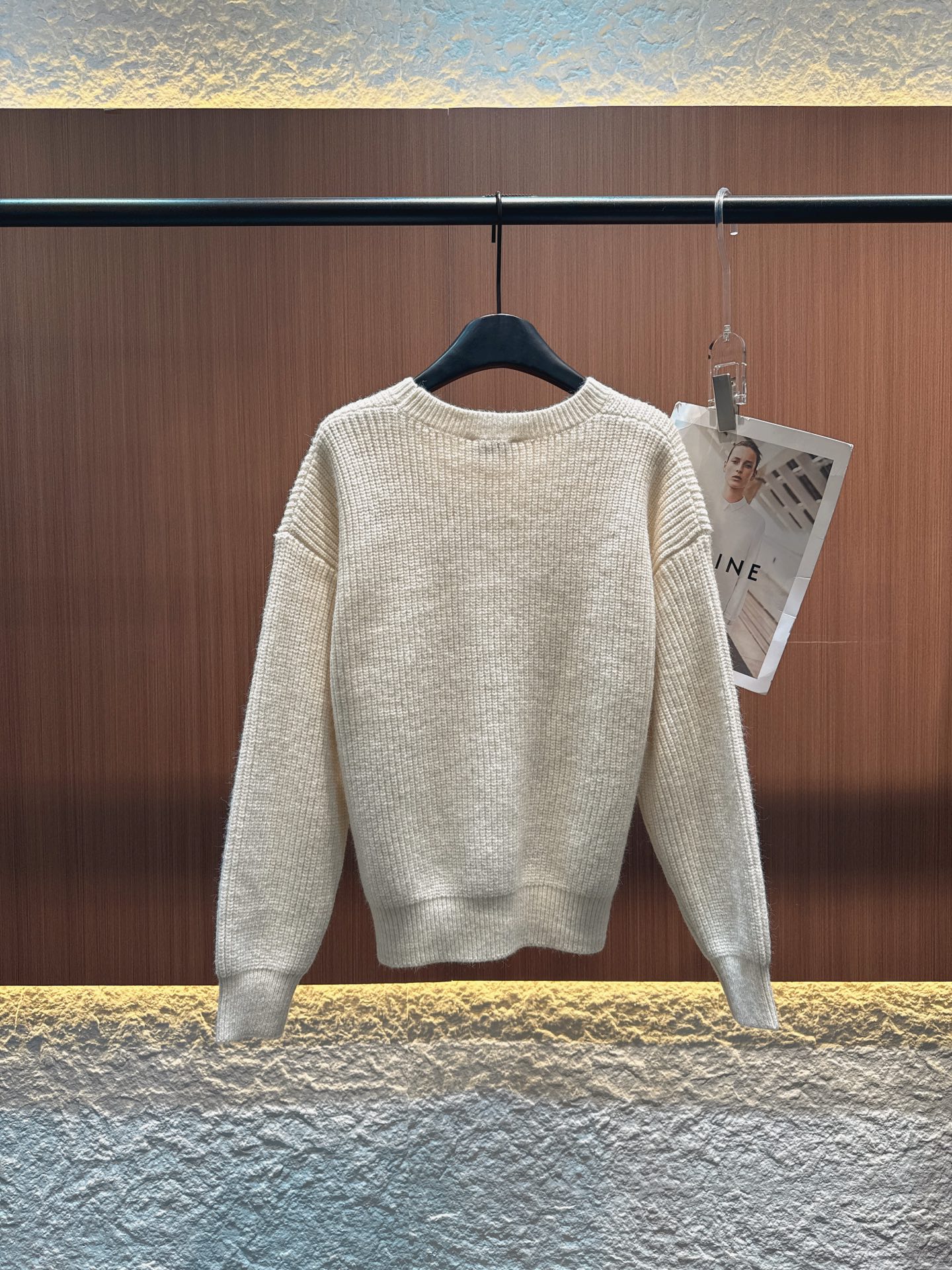 ✨✨✨Celine✨✨✨2025秋冬新款 【70%羊毛绞花针织开衫】触感柔软且保暖性佳。经典绞花工艺立体