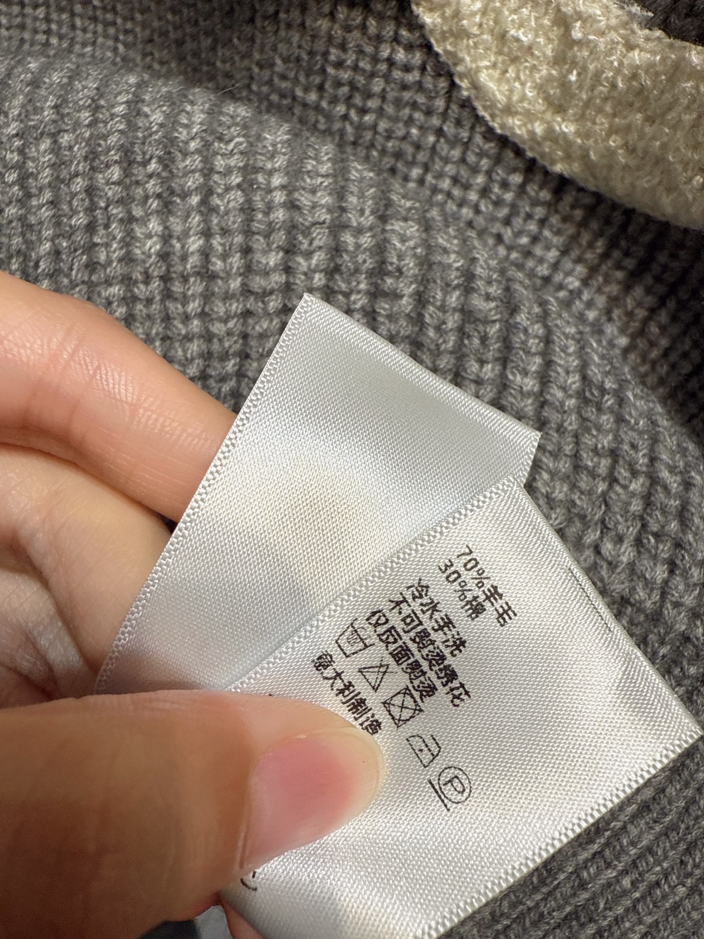 ✨✨✨Celine✨✨✨2025秋冬新款 【70%羊毛绞花针织开衫】触感柔软且保暖性佳。经典绞花工艺立体