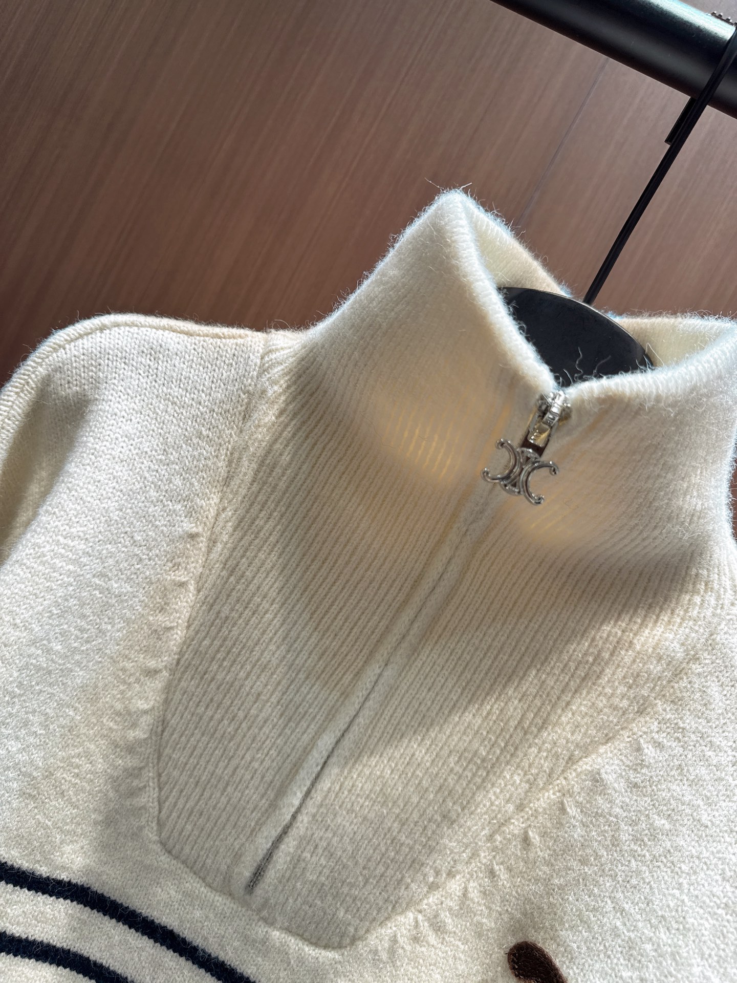 ✨✨✨Celine✨✨✨2025秋冬新款 【70%羊毛高领条纹针织】高领半拉链设计利落又保暖。经典蓝白条