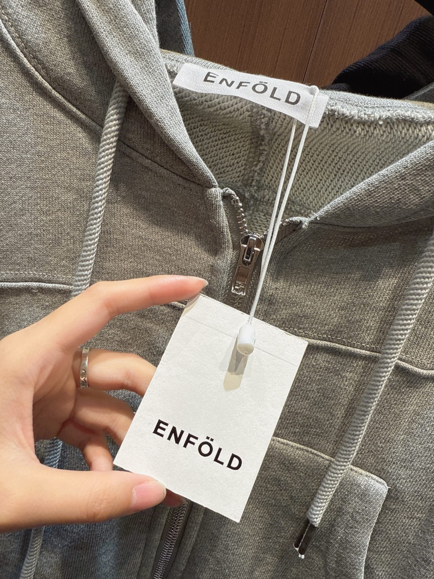 ✨✨✨Enfold✨✨✨2025秋冬新款 【个性连帽拉链卫衣】两款经典配色，灰色简约百搭，黑色酷感吸睛。