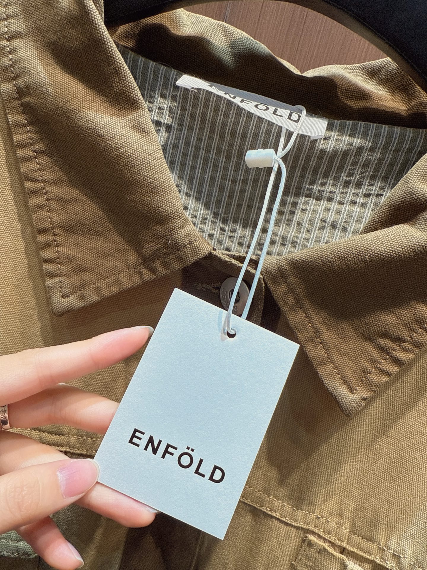 ✨✨✨Enfold✨✨✨2025秋冬新款 【工装风与复古感的拼接艺术】卡其主调的工装夹克，领口与门襟的棕