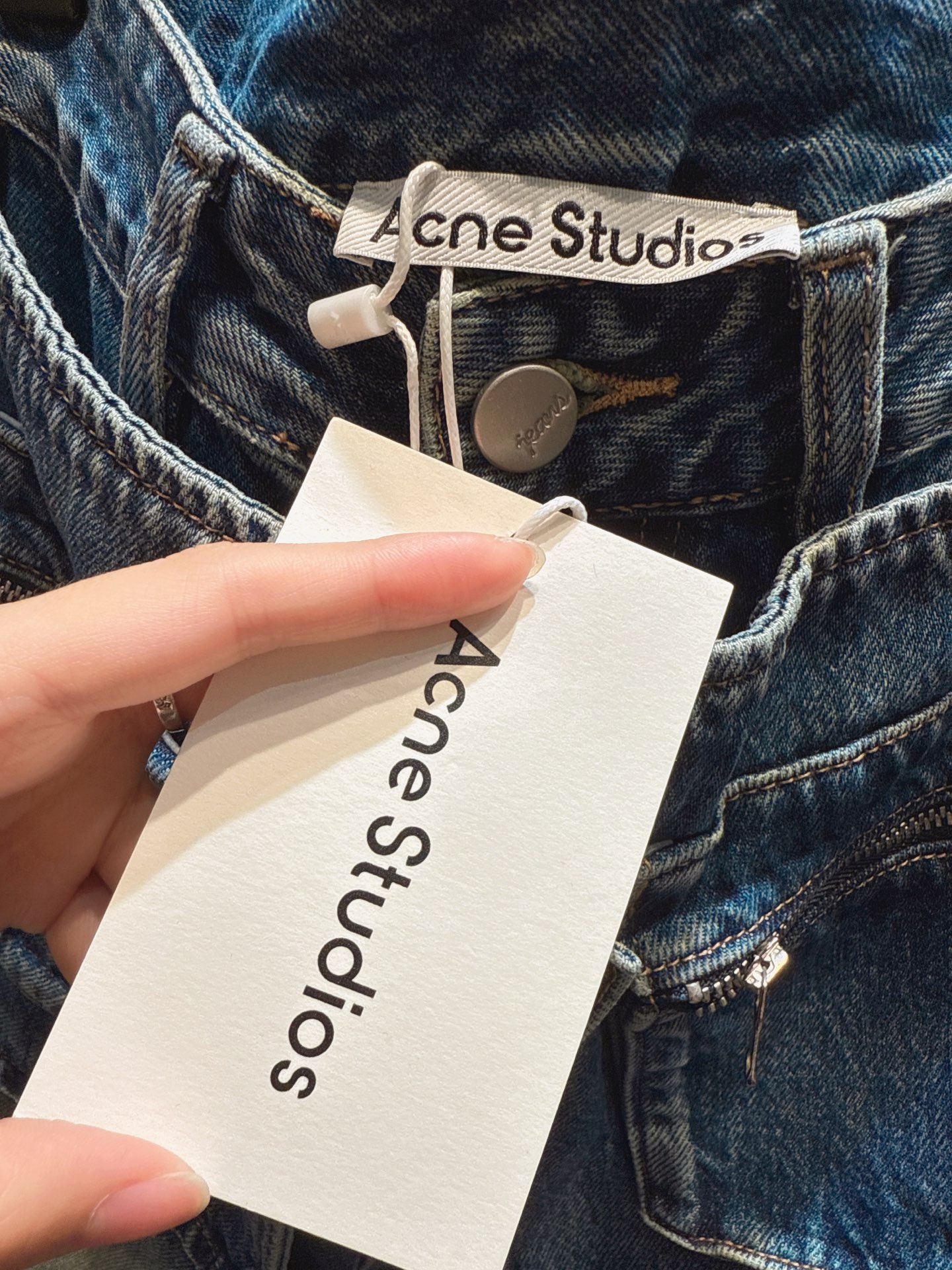 ✨✨✨Acne✨✨✨2025秋冬新品 【复古做旧牛仔的个性表达】这条牛仔裤以复古蓝为主调，做旧水洗工艺自