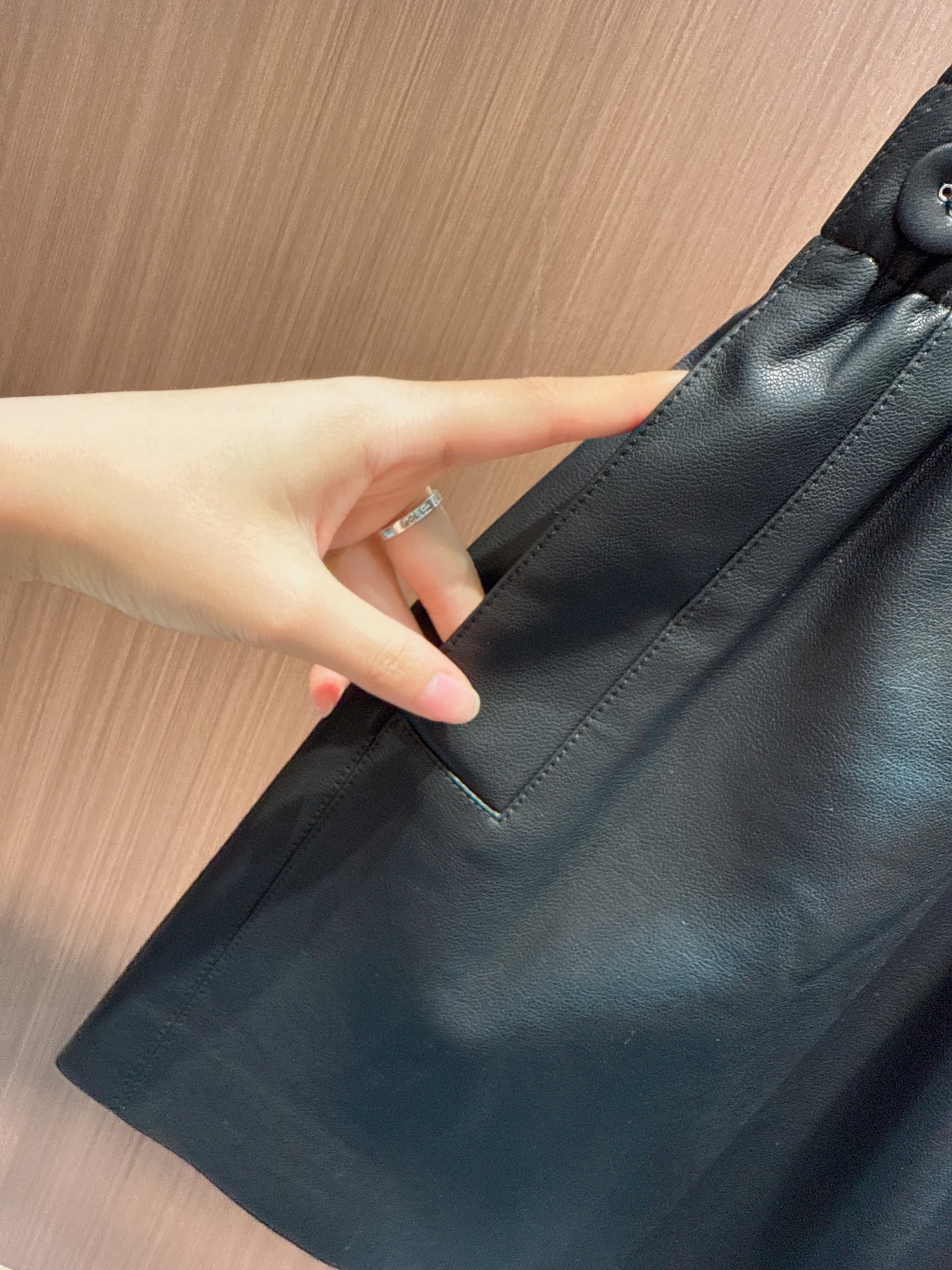 ✨✨✨玛吉拉✨✨✨2025秋冬新款 【质感PU皮短裤】选用细腻PU皮面料，触感柔软有光泽，棕与黑两色尽显