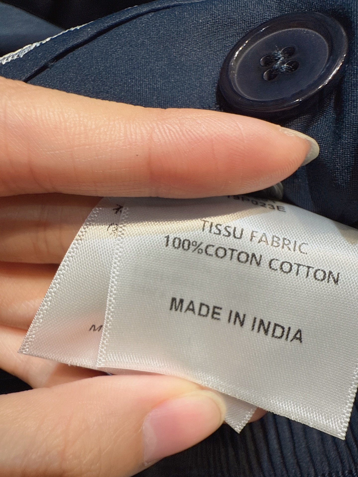 ✨✨✨伊莎贝尔✨✨✨2025秋冬新款 【刺绣短款外套的艺术感穿搭】两款短款外套，以精致刺绣演绎复古风情。