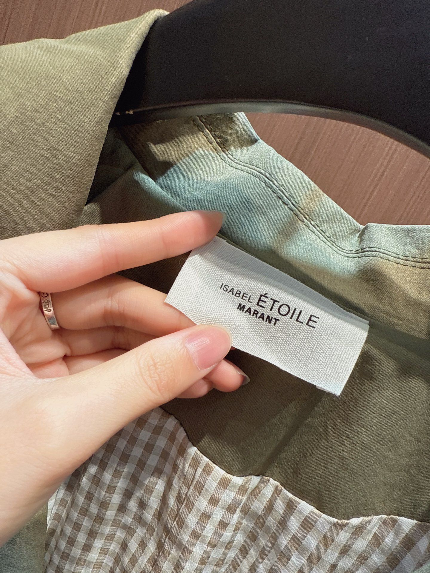 ✨✨✨伊莎贝尔✨✨✨2025秋冬新款 【刺绣短款外套的艺术感穿搭】两款短款外套，以精致刺绣演绎复古风情。