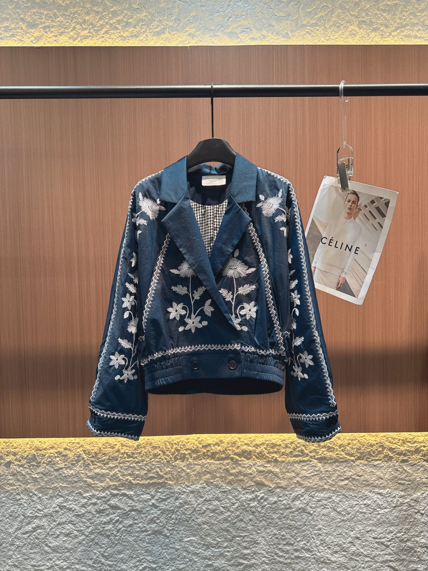 ✨✨✨伊莎贝尔✨✨✨2025秋冬新款 【刺绣短款外套的艺术感穿搭】两款短款外套，以精致刺绣演绎复古风情。