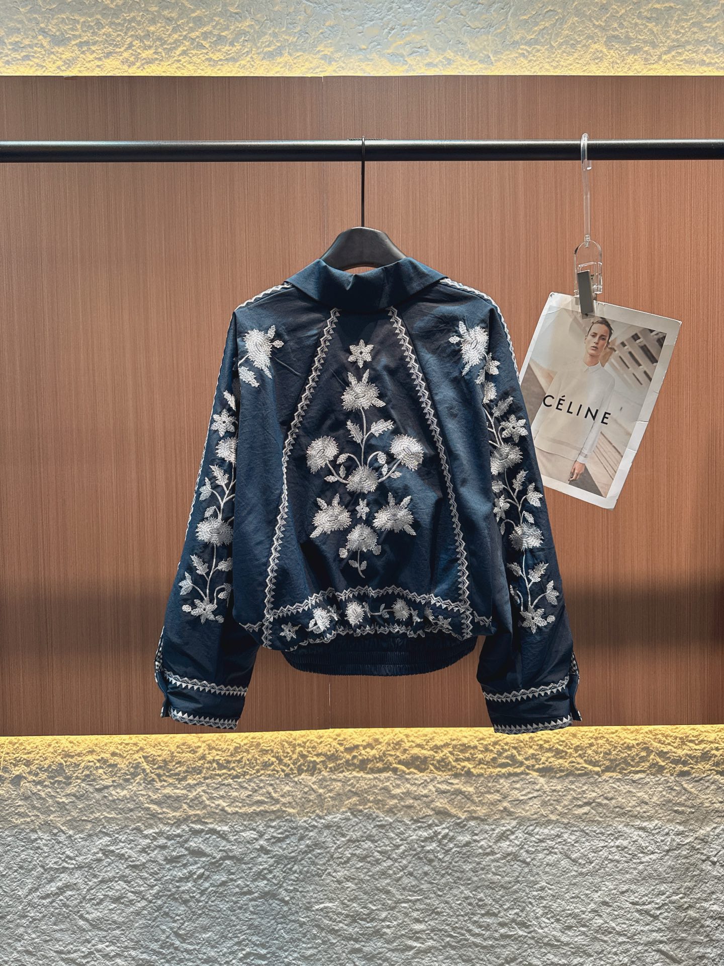 ✨✨✨伊莎贝尔✨✨✨2025秋冬新款 【刺绣短款外套的艺术感穿搭】两款短款外套，以精致刺绣演绎复古风情。