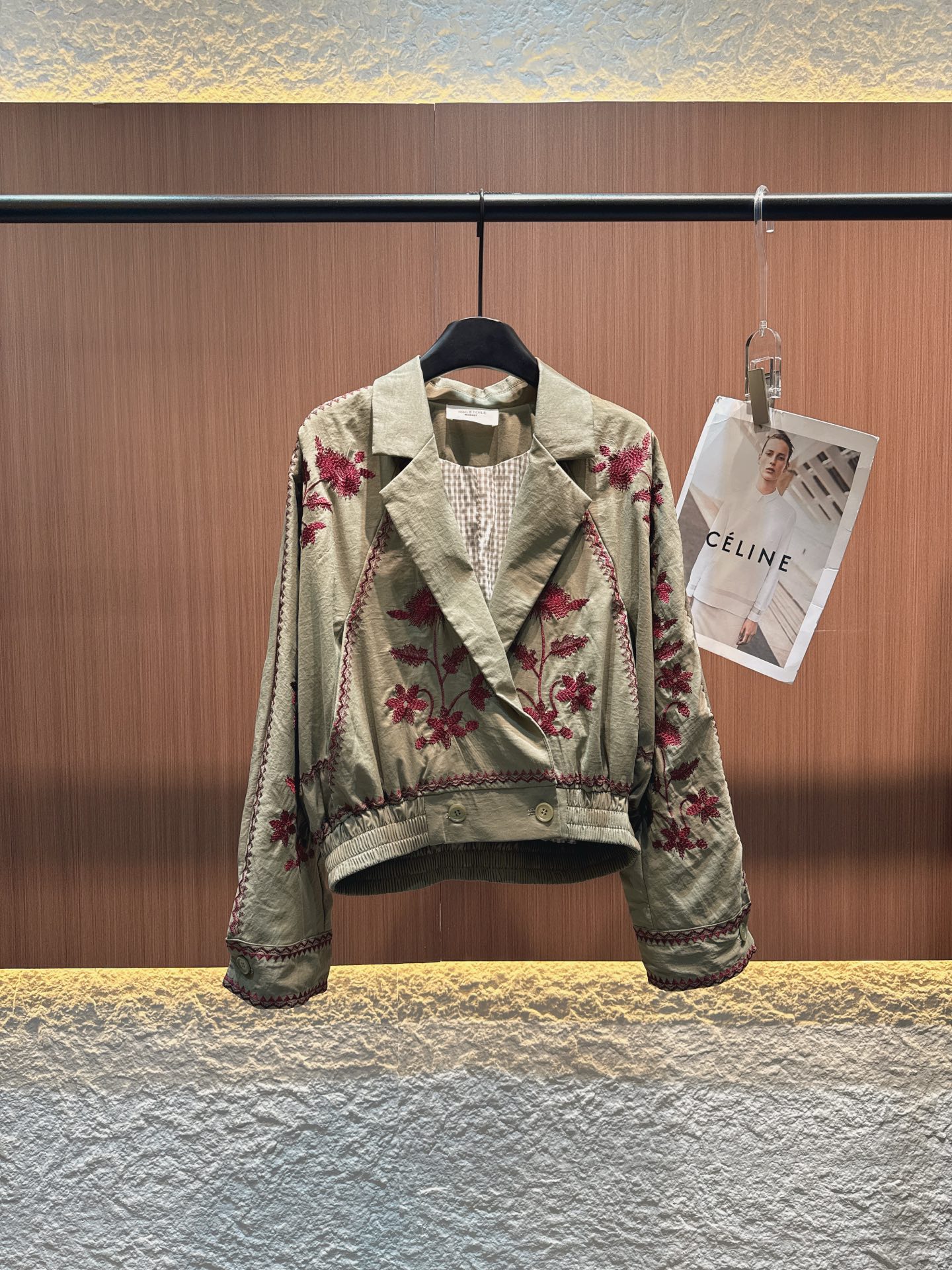 ✨✨✨伊莎贝尔✨✨✨2025秋冬新款 【刺绣短款外套的艺术感穿搭】两款短款外套，以精致刺绣演绎复古风情。