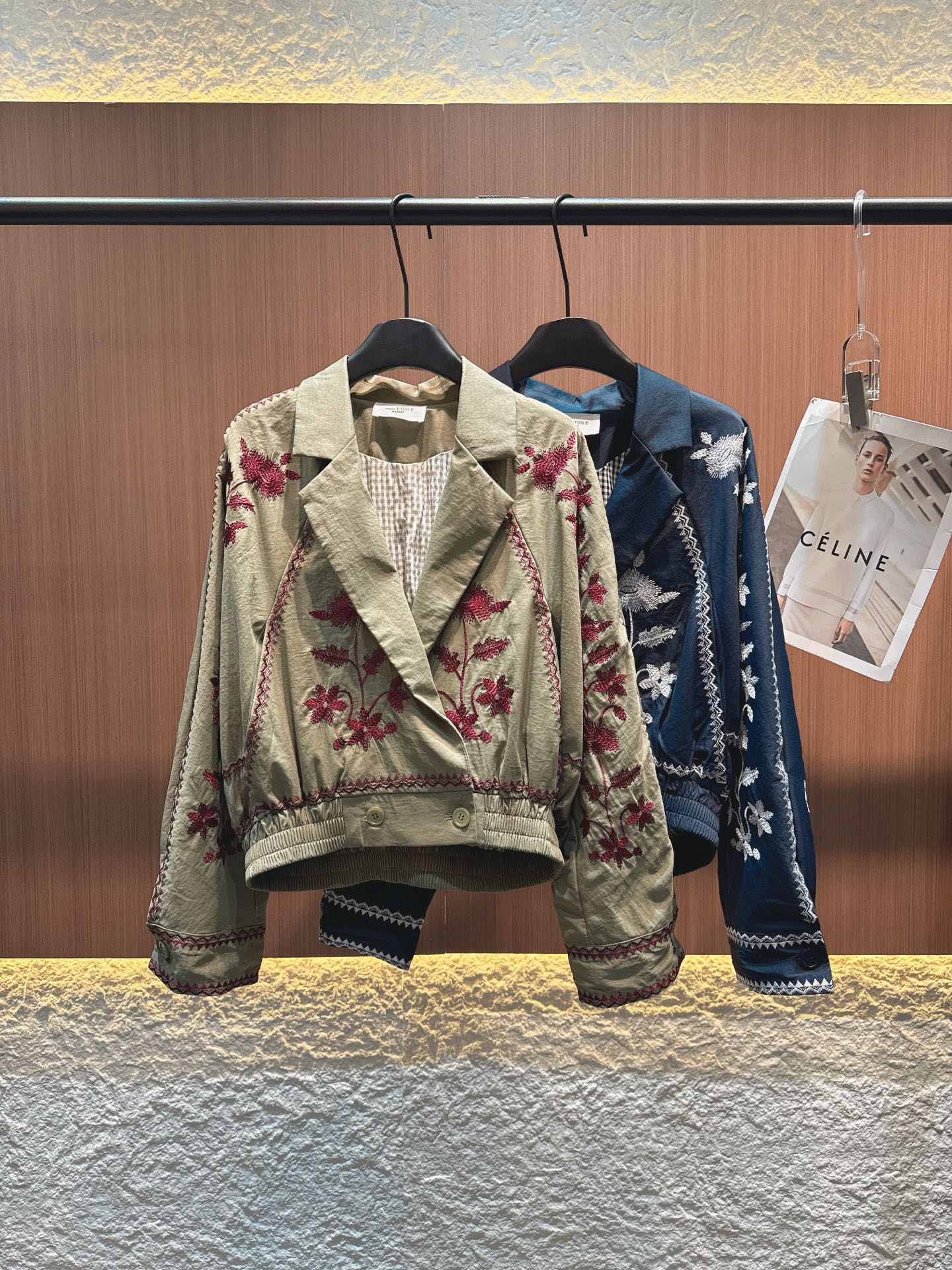 ✨✨✨伊莎贝尔✨✨✨2025秋冬新款 【刺绣短款外套的艺术感穿搭】两款短款外套，以精致刺绣演绎复古风情。