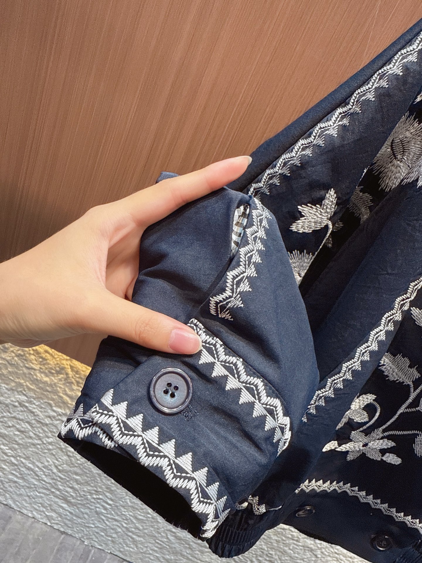 ✨✨✨伊莎贝尔✨✨✨2025秋冬新款 【刺绣短款外套的艺术感穿搭】两款短款外套，以精致刺绣演绎复古风情。